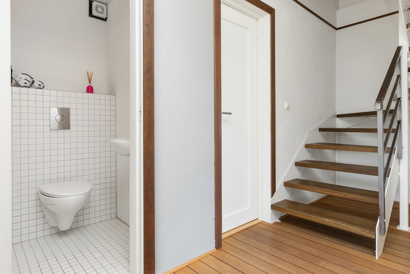 Ekstra toalett for gjester. Galleribilde