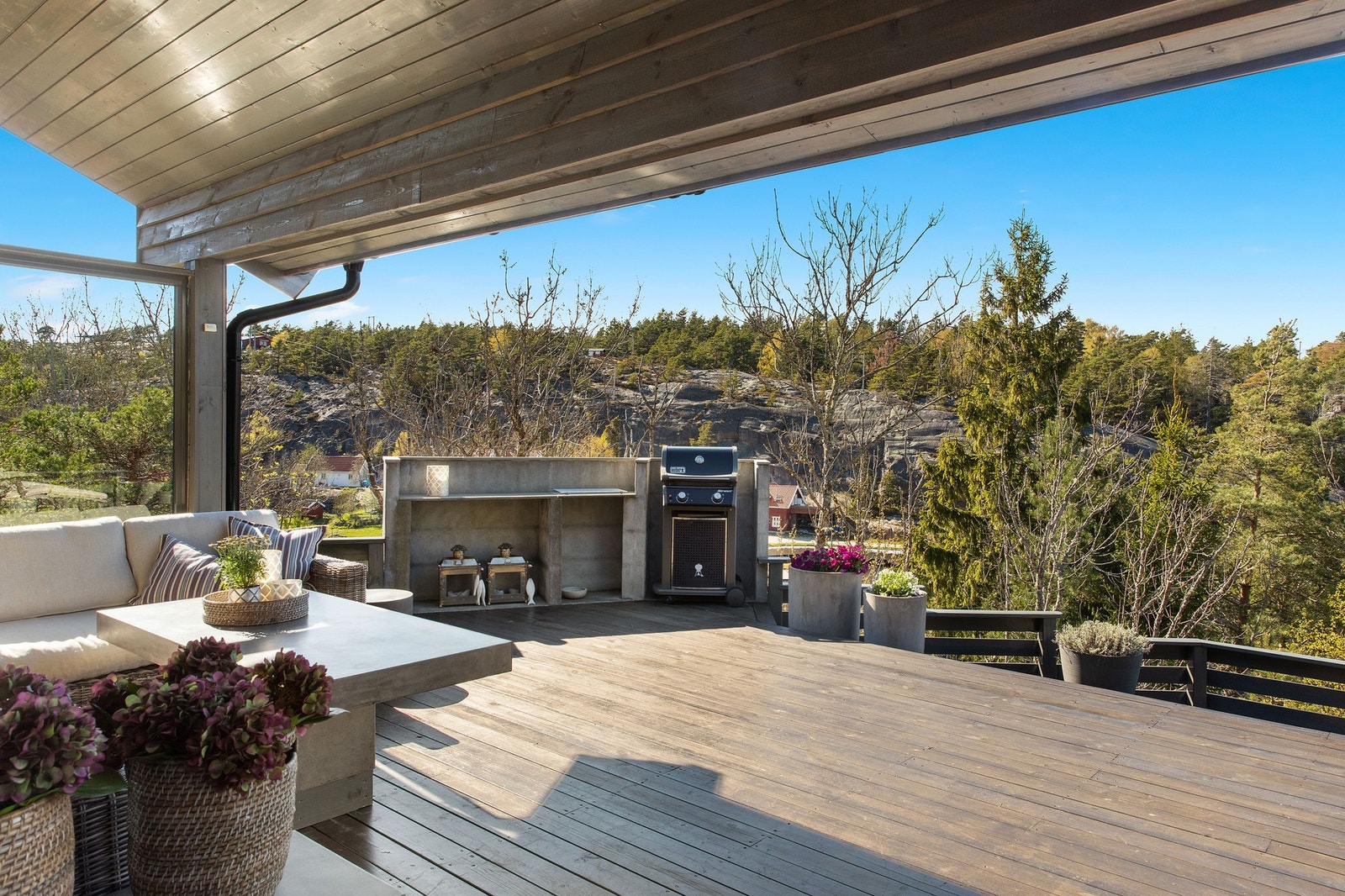 Terrasse med plass til både grill og spisegruppe. Galleribilde