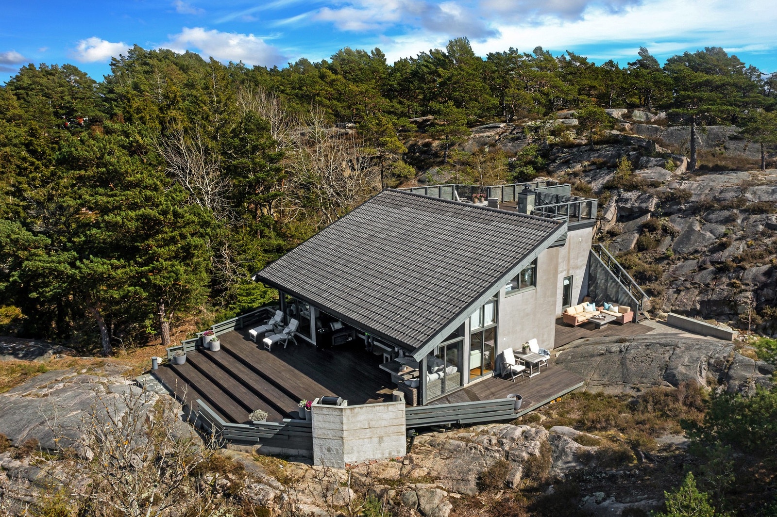 Eiendommen ligger spektakulært til på svabergene. Galleribilde