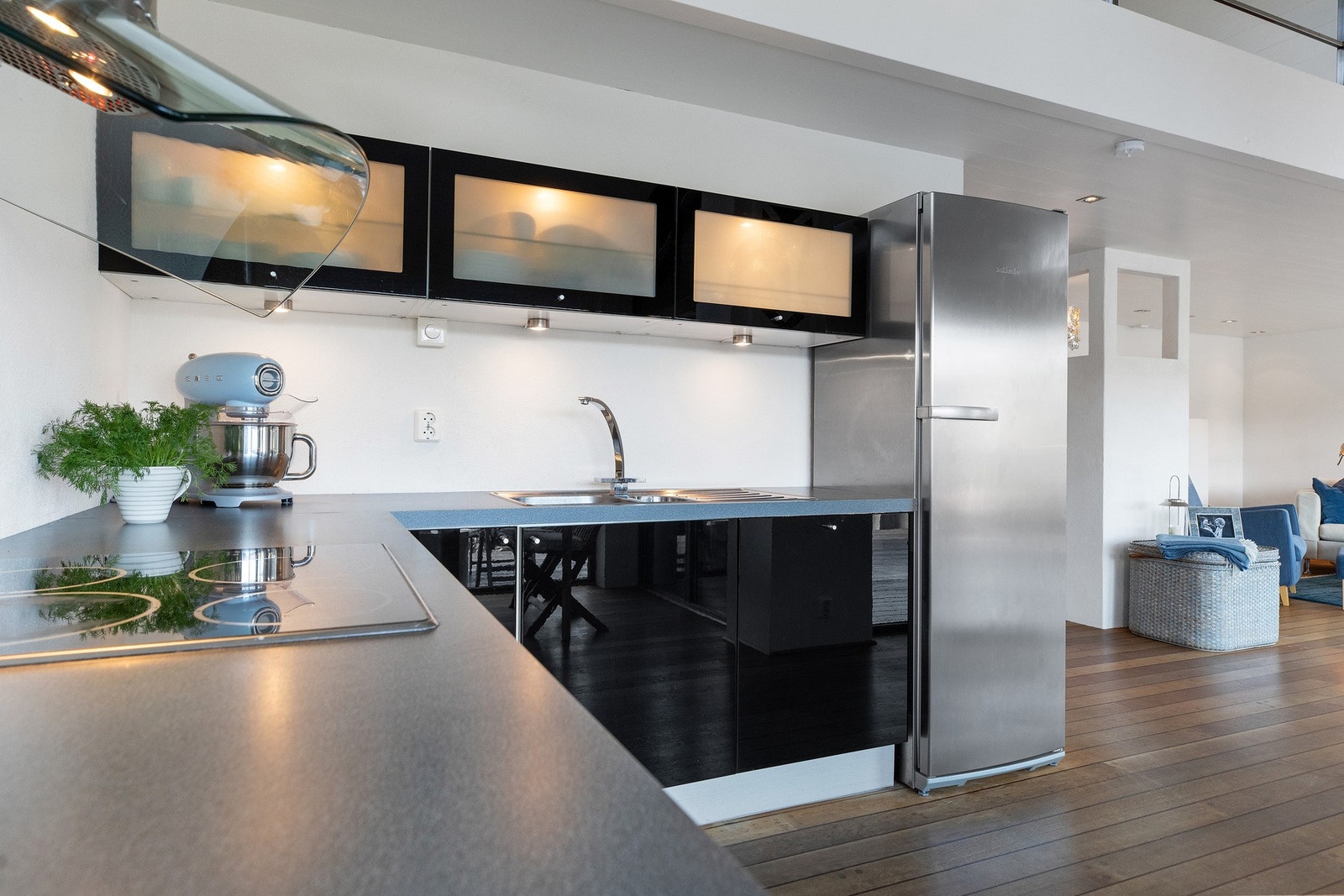 Stilrent kjøkken i åpen løsning. Galleribilde