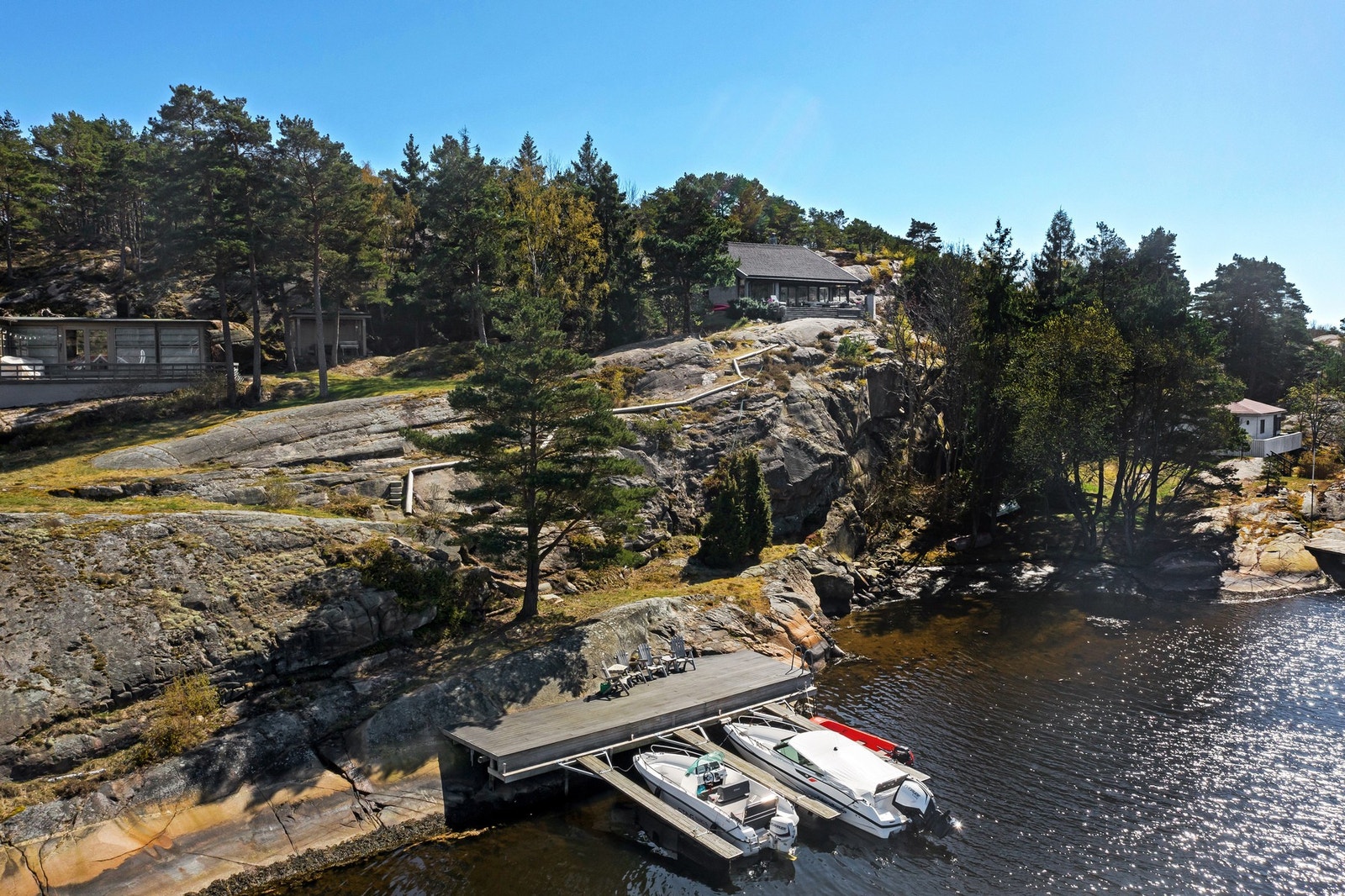 Eiendommen ligger idyllisk til på svabergene. Galleribilde