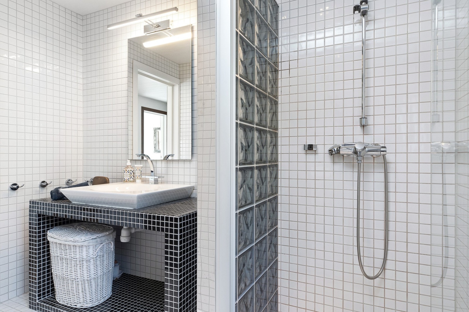 Bad 1: Delikat bad med moderne uttrykk. Galleribilde