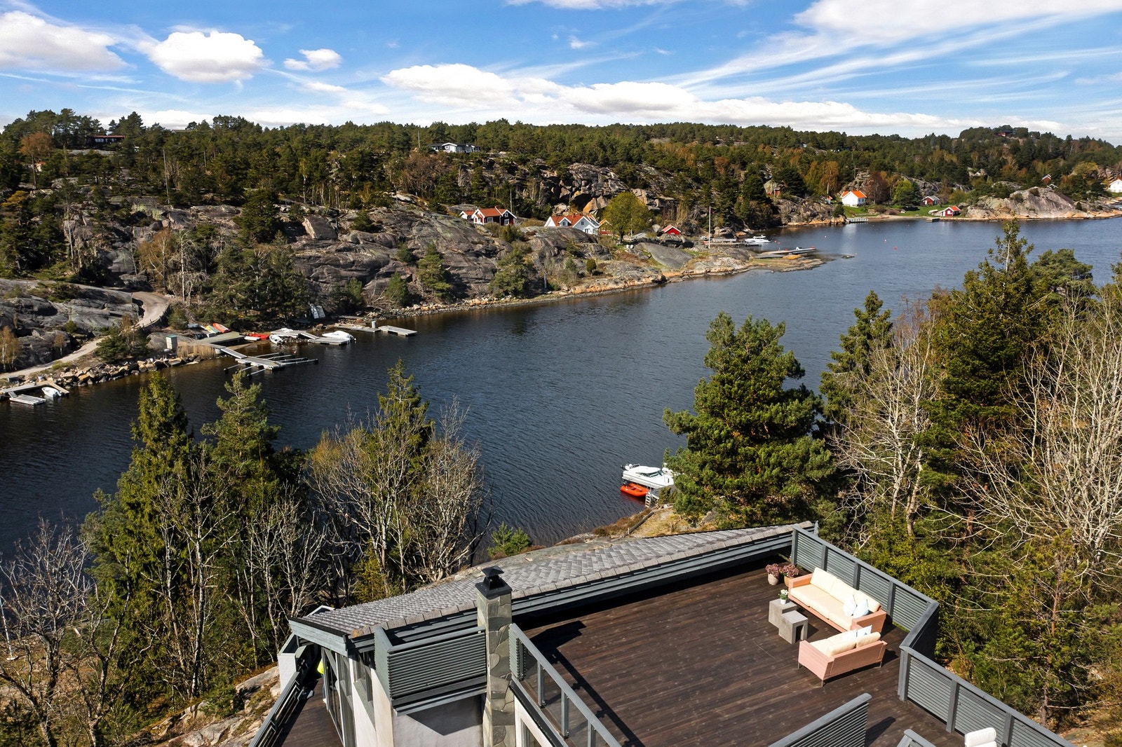 Eiendommen sett fra sjøsiden. Galleribilde