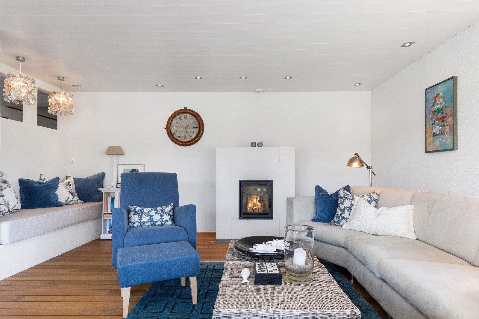 Romslig stue med peis og god takhøyde Galleribilde