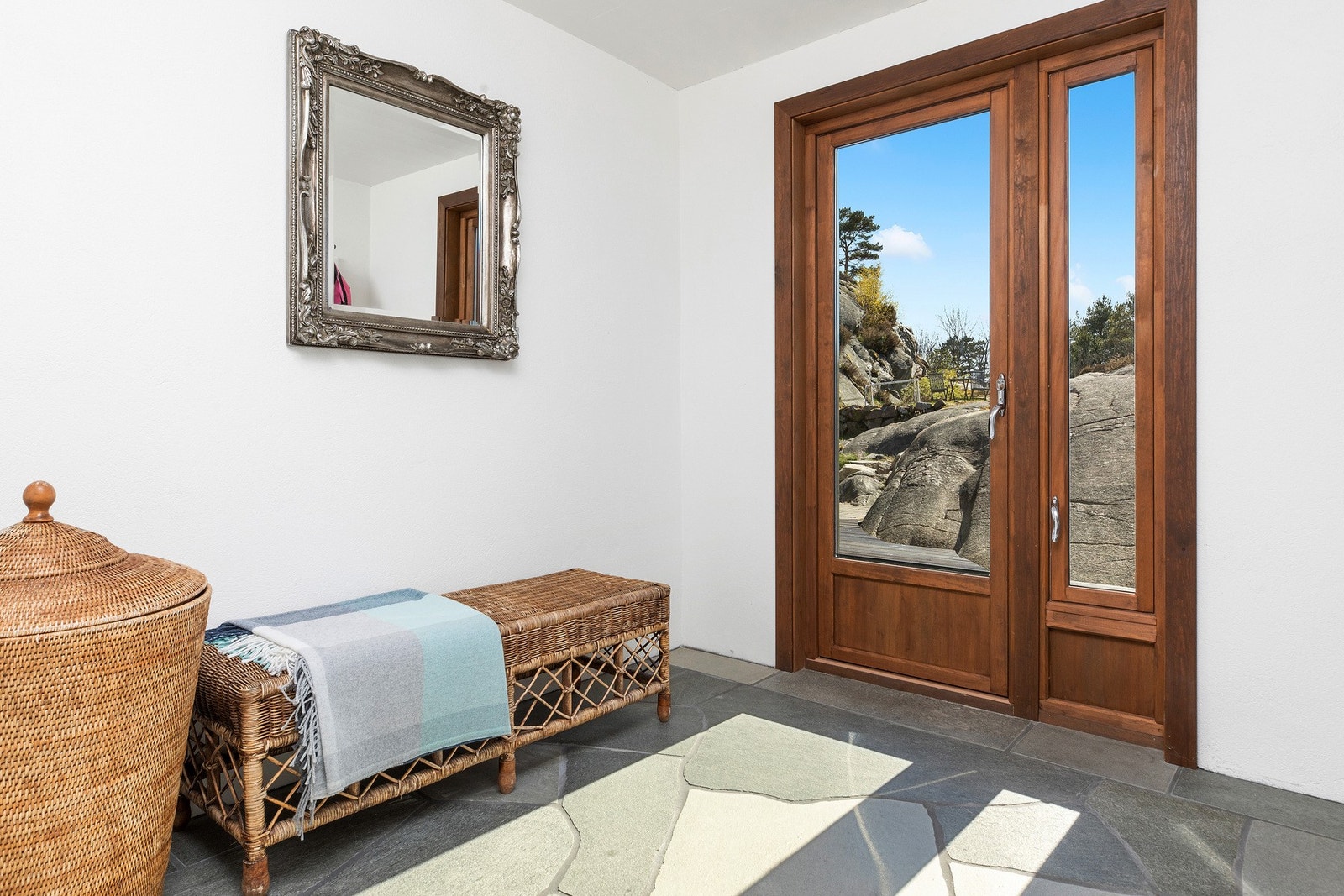 Her får du en lys og hyggelig velkomst til hytten. Galleribilde