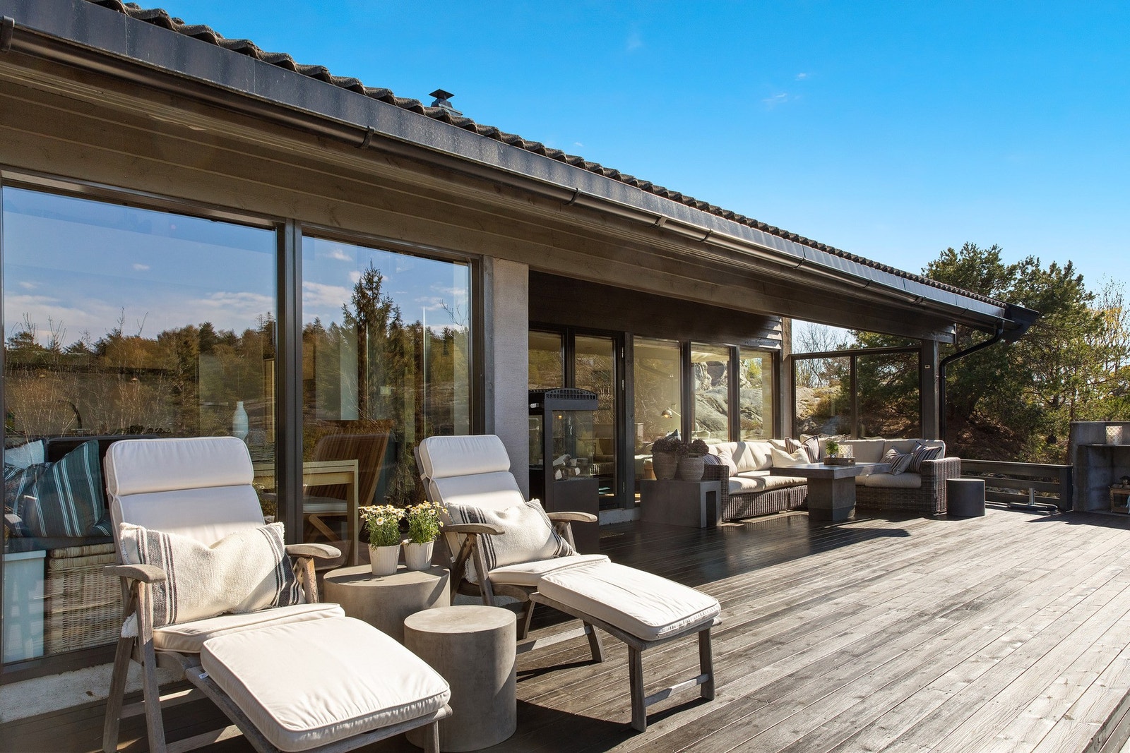 Lun og usjenert uteplass. Galleribilde