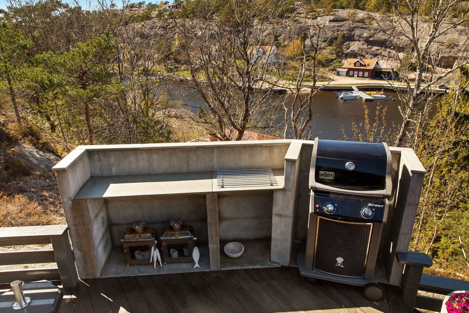 Utekjøkken og grillplass for sosiale sammenkomster. Galleribilde