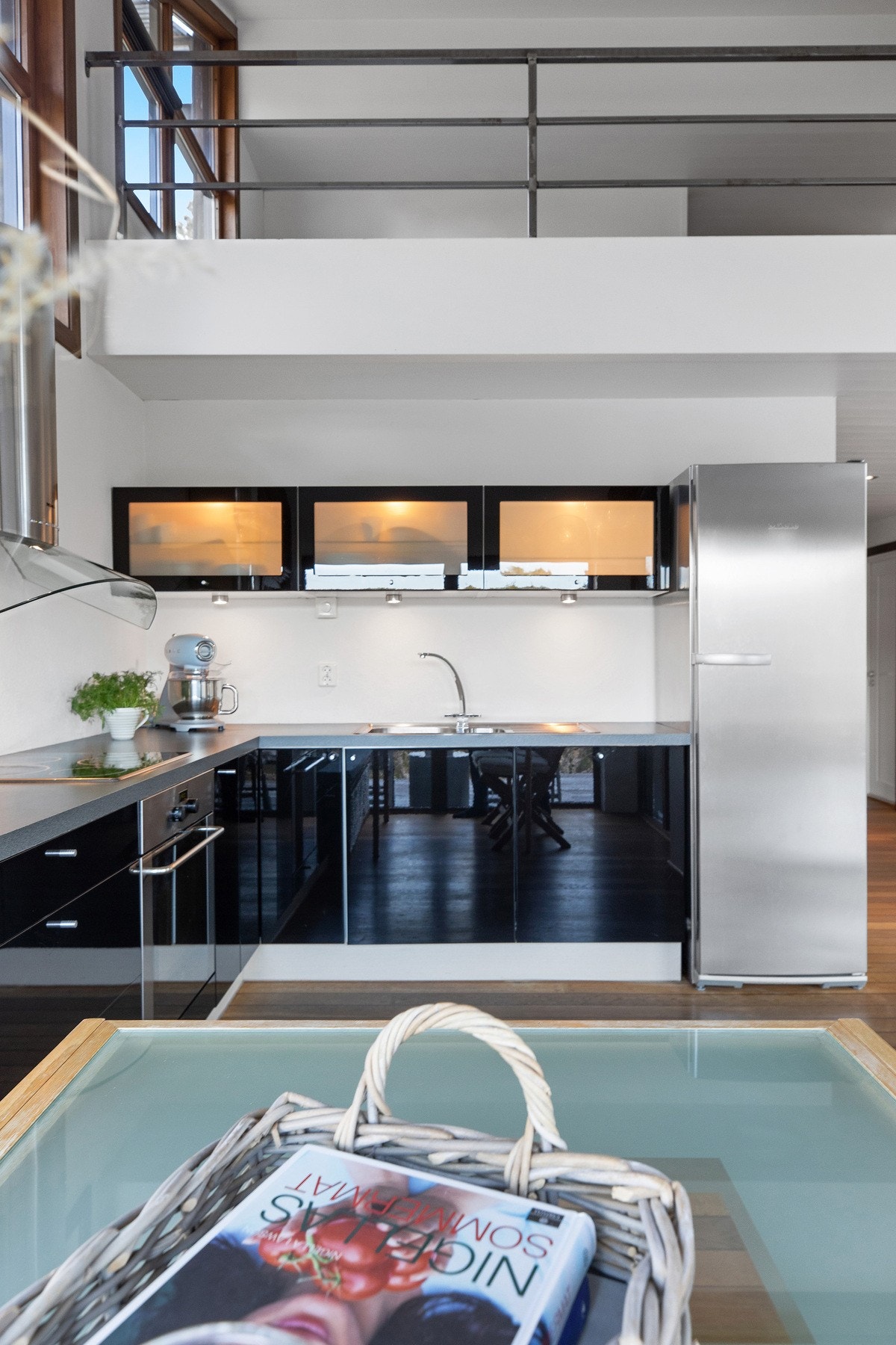 Moderne kjøkken med god benkeplass. Galleribilde