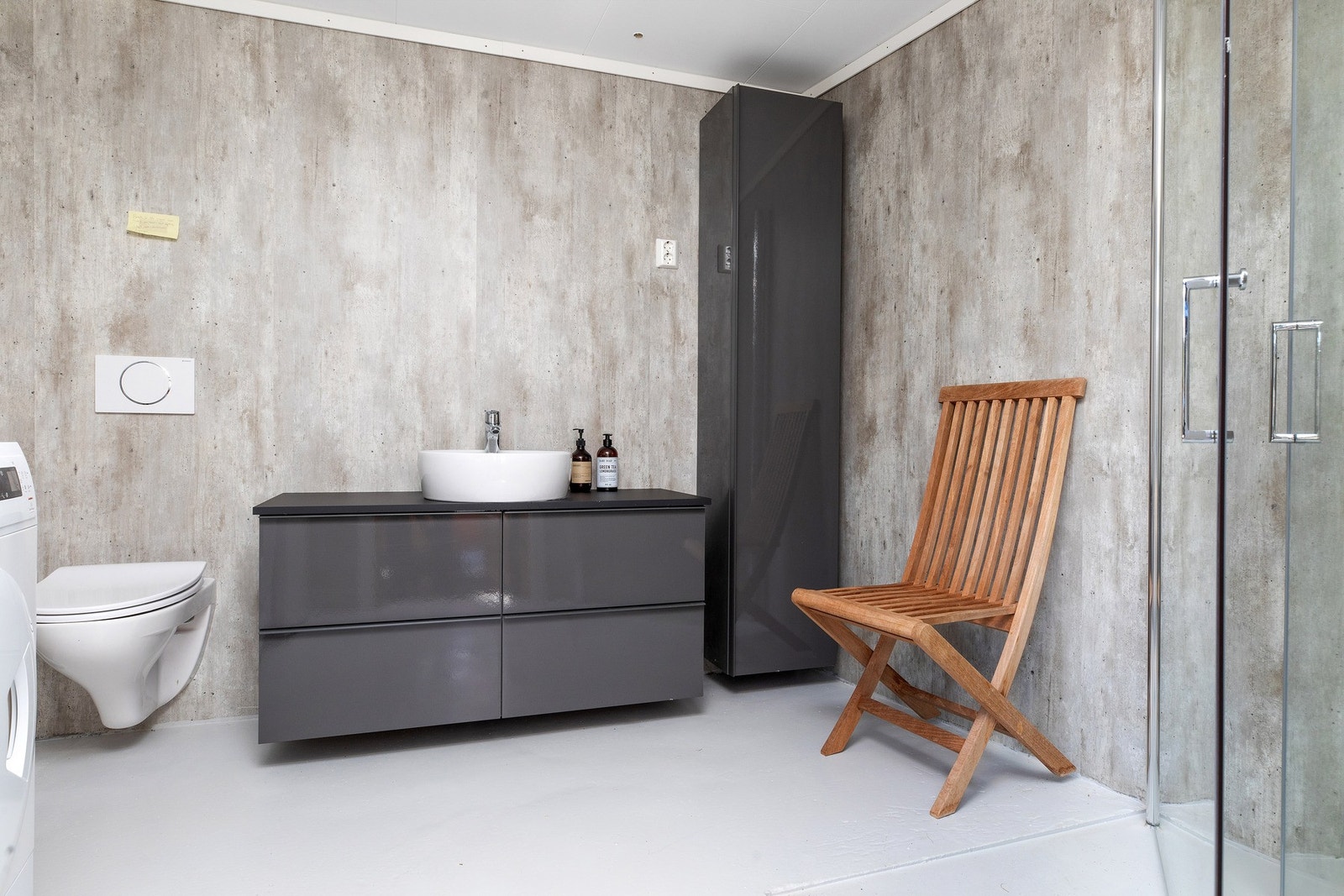 Bad 2: Utvendig bad for terrasse, en perfekt plass etter et bad i sjøen eller etter mange timer i solen. Galleribilde