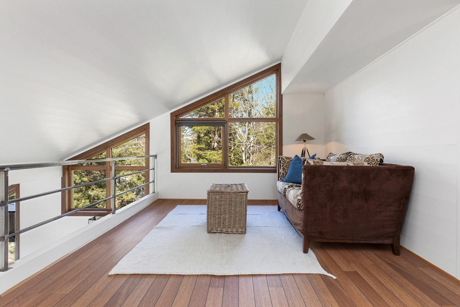 Loftstue med hyggelig sitteplass. Galleribilde