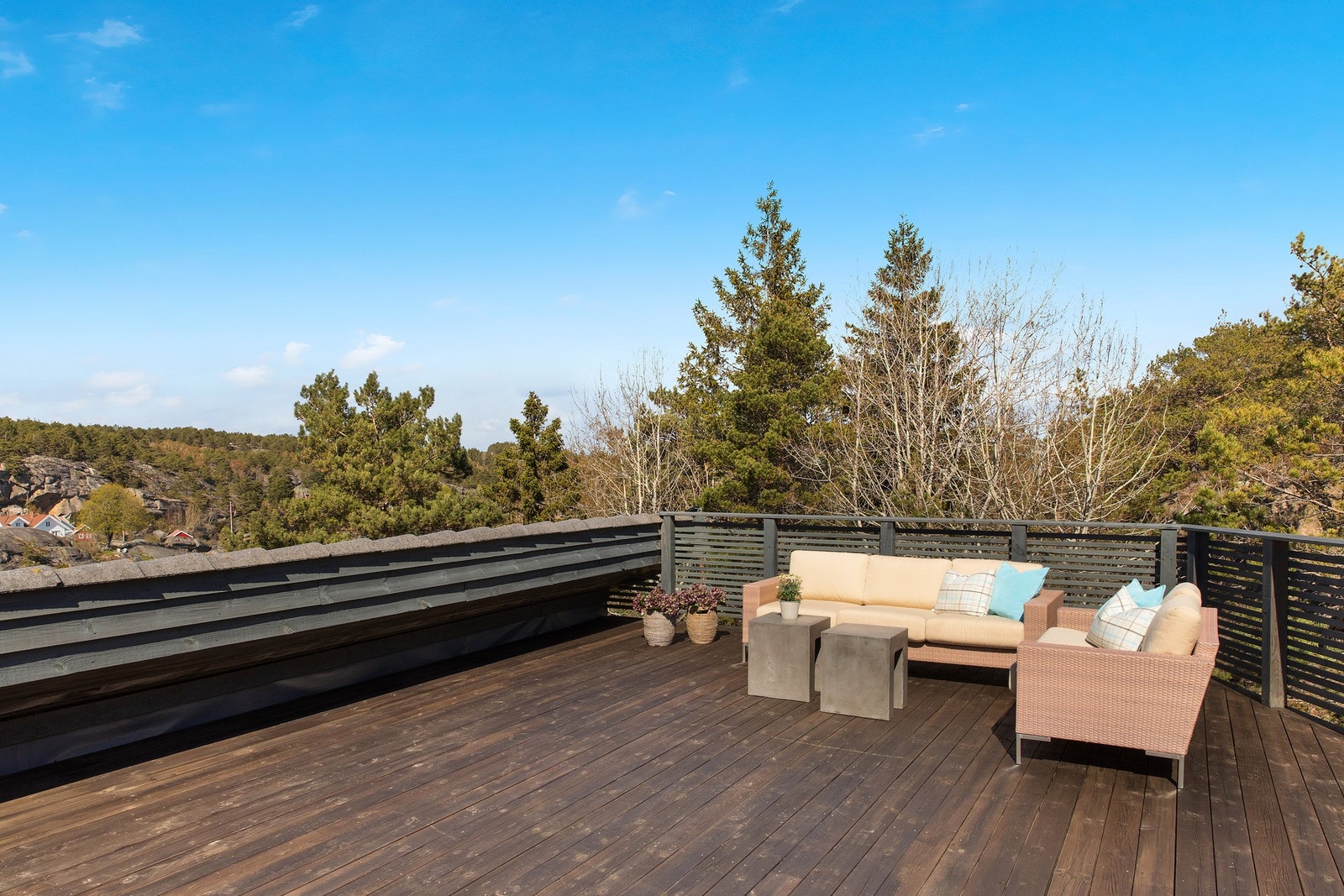 Terrasse med panoramautsikt og god plass til sittegruppe. Galleribilde