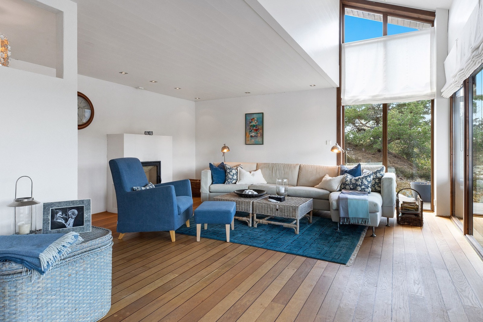 Åpen stue- og kjøkkenløsning med fantastisk lysinnslipp. Galleribilde