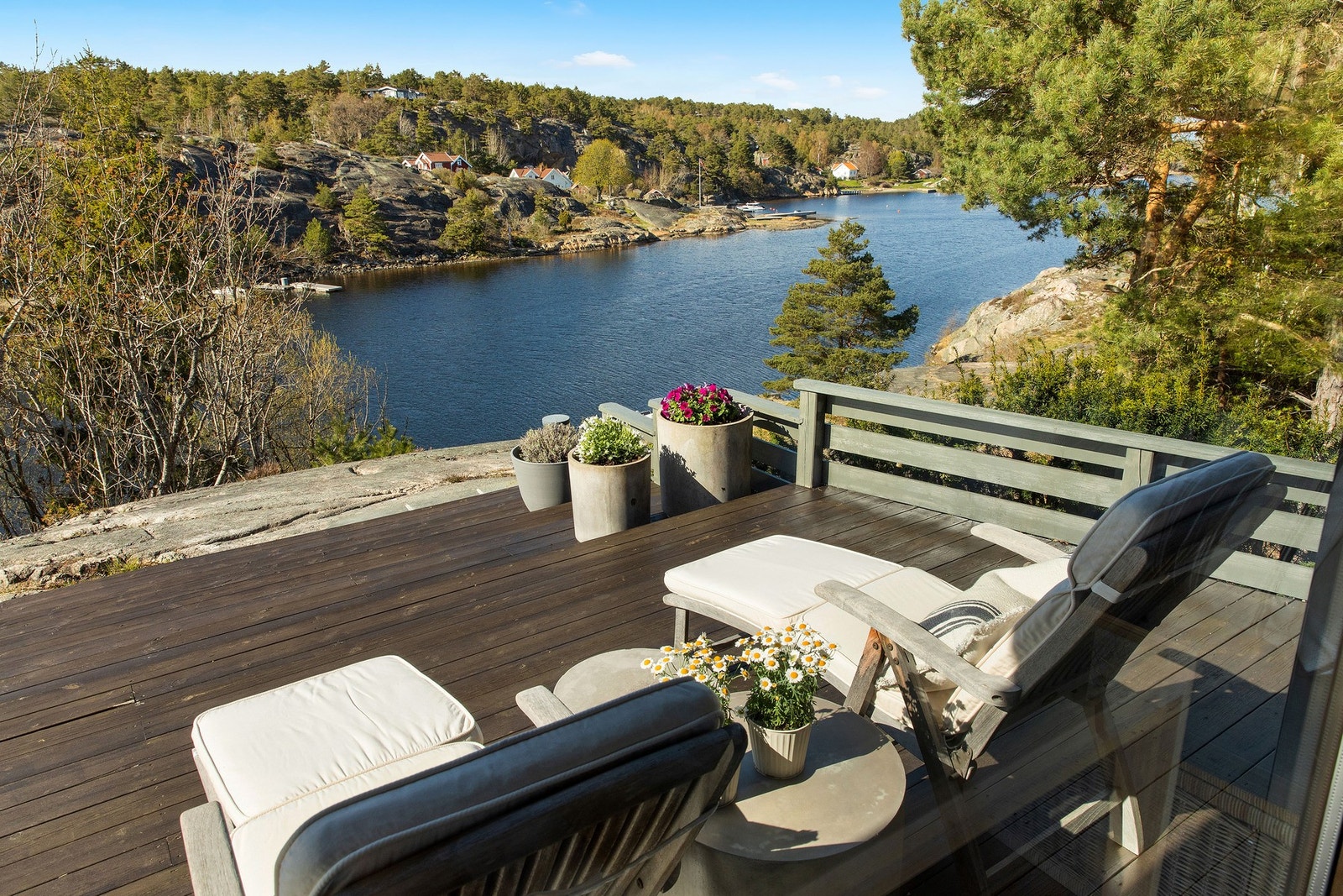 Nyt morgenkaffen med sjøutsikt. Galleribilde