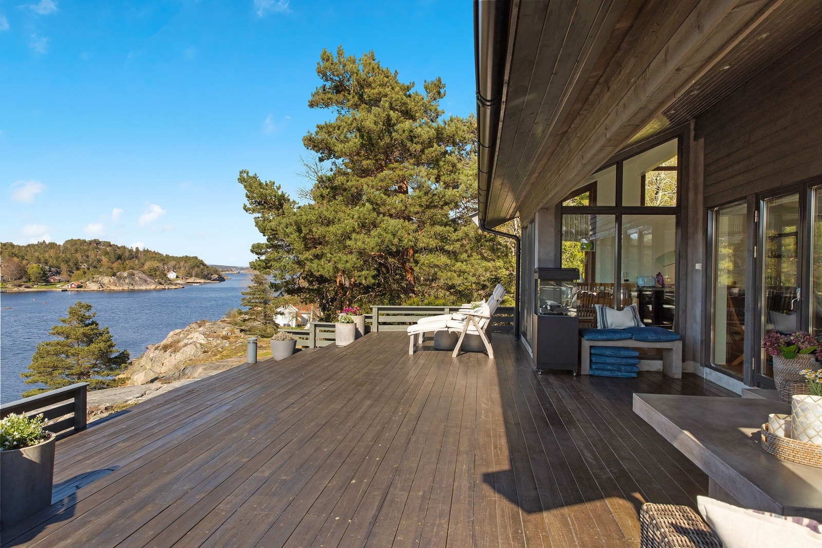 Terrasse langs fasaden med nydelig utsikt. Galleribilde
