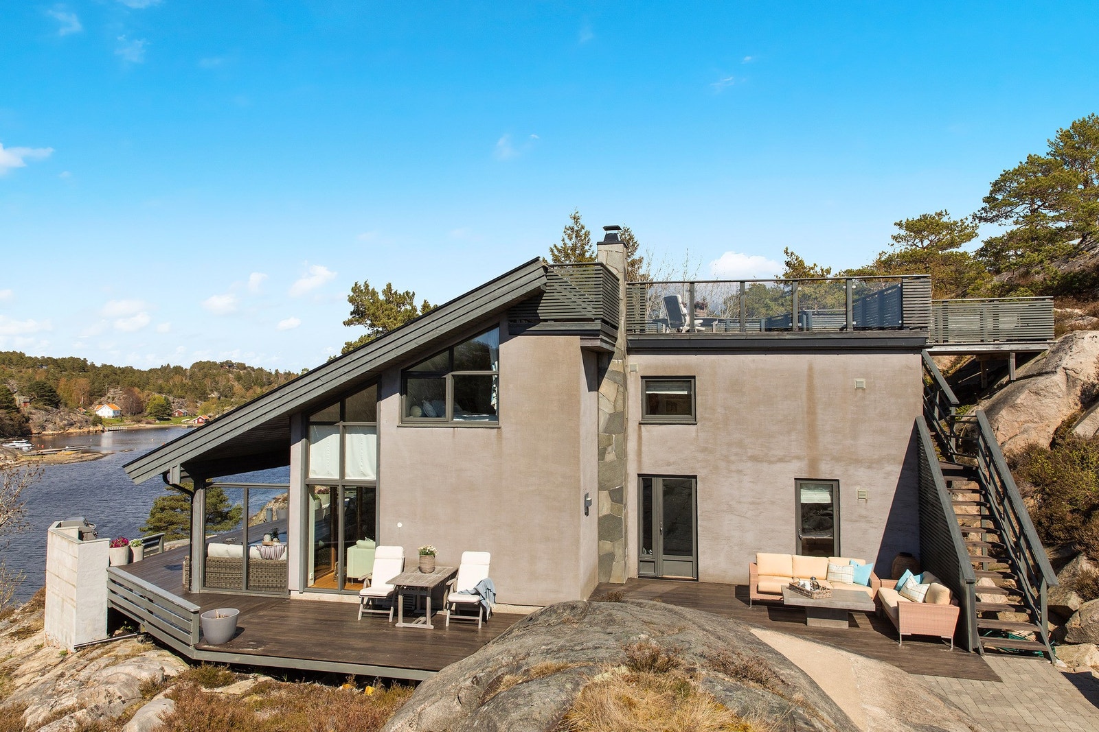 Solrik terrasse med utsikt som tar pusten fra deg. Galleribilde