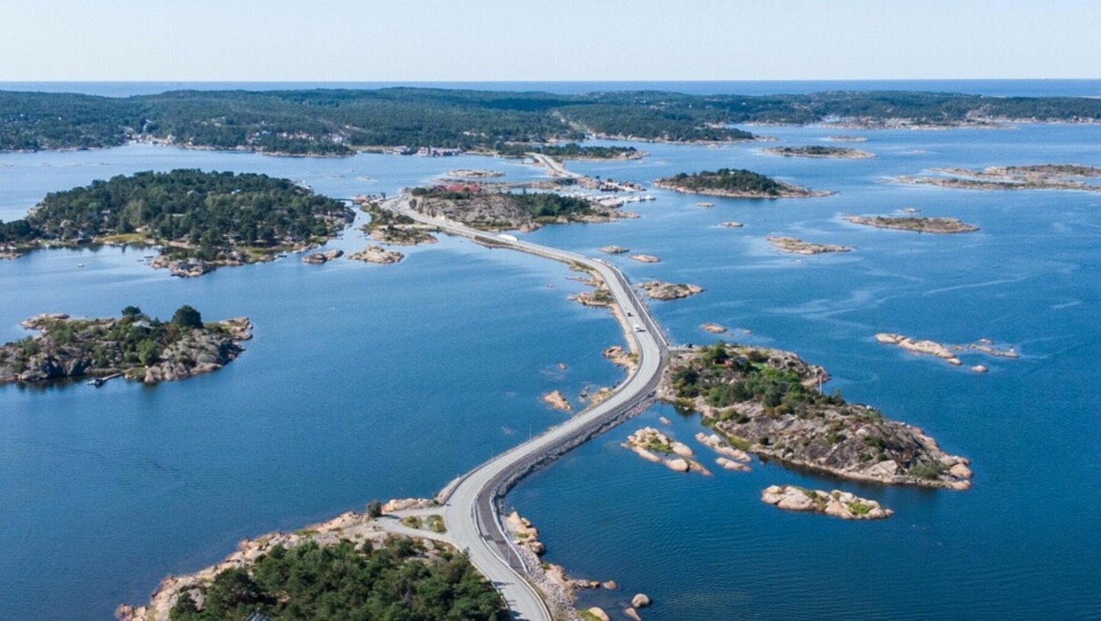 Hvaler er omgitt av mange øyer og vakker natur . Galleribilde