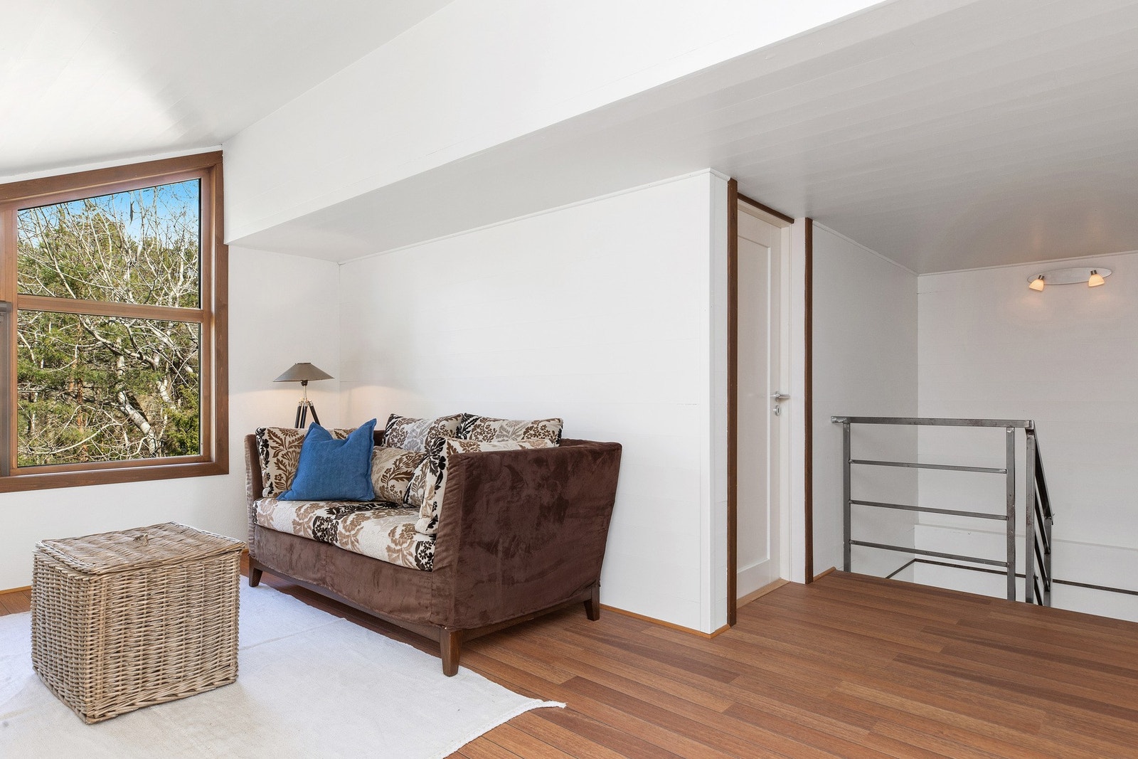 Lys loftstue med god romfølelse. Galleribilde