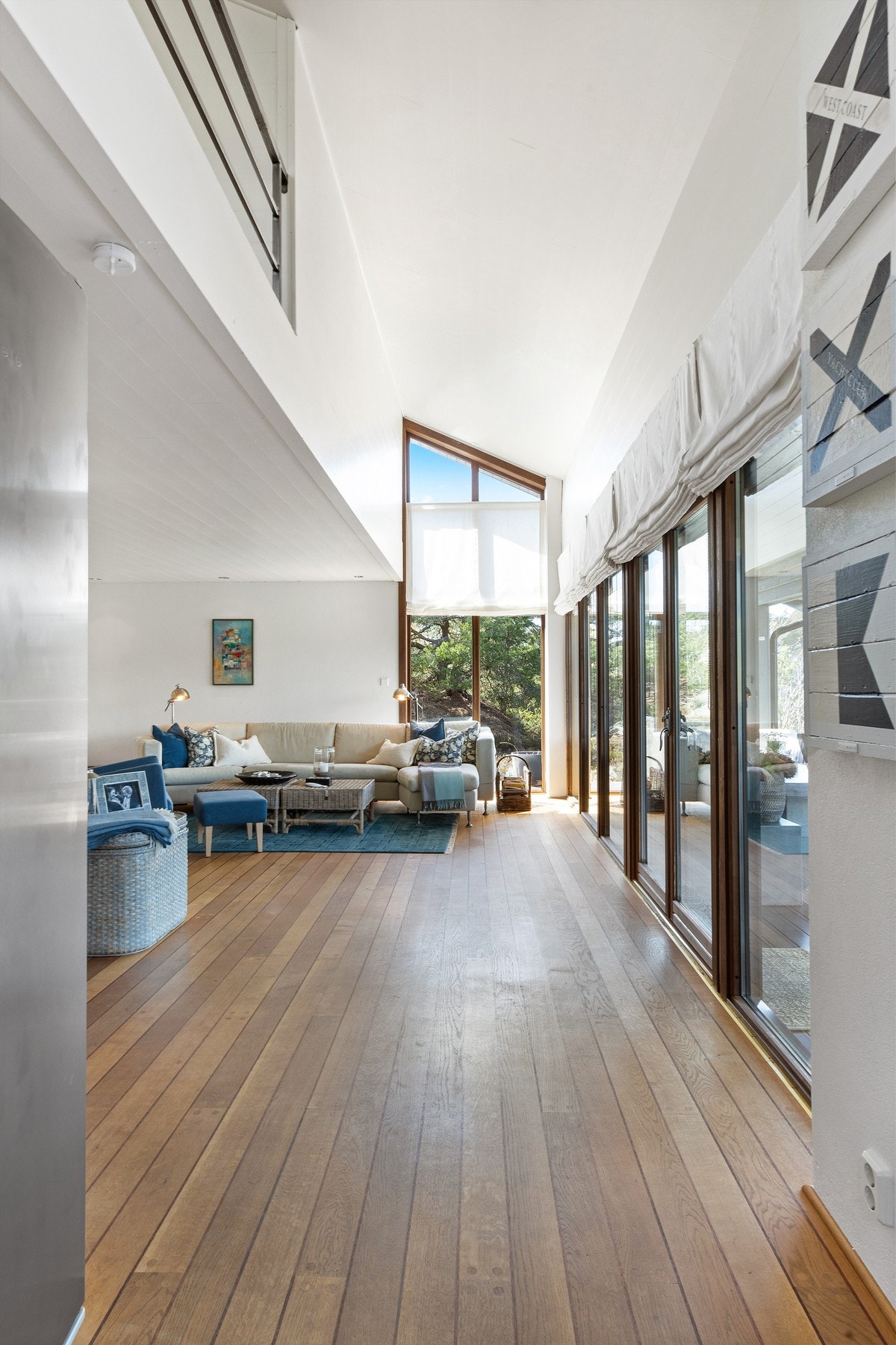 Store vindusflater som slipper naturen inn. Galleribilde