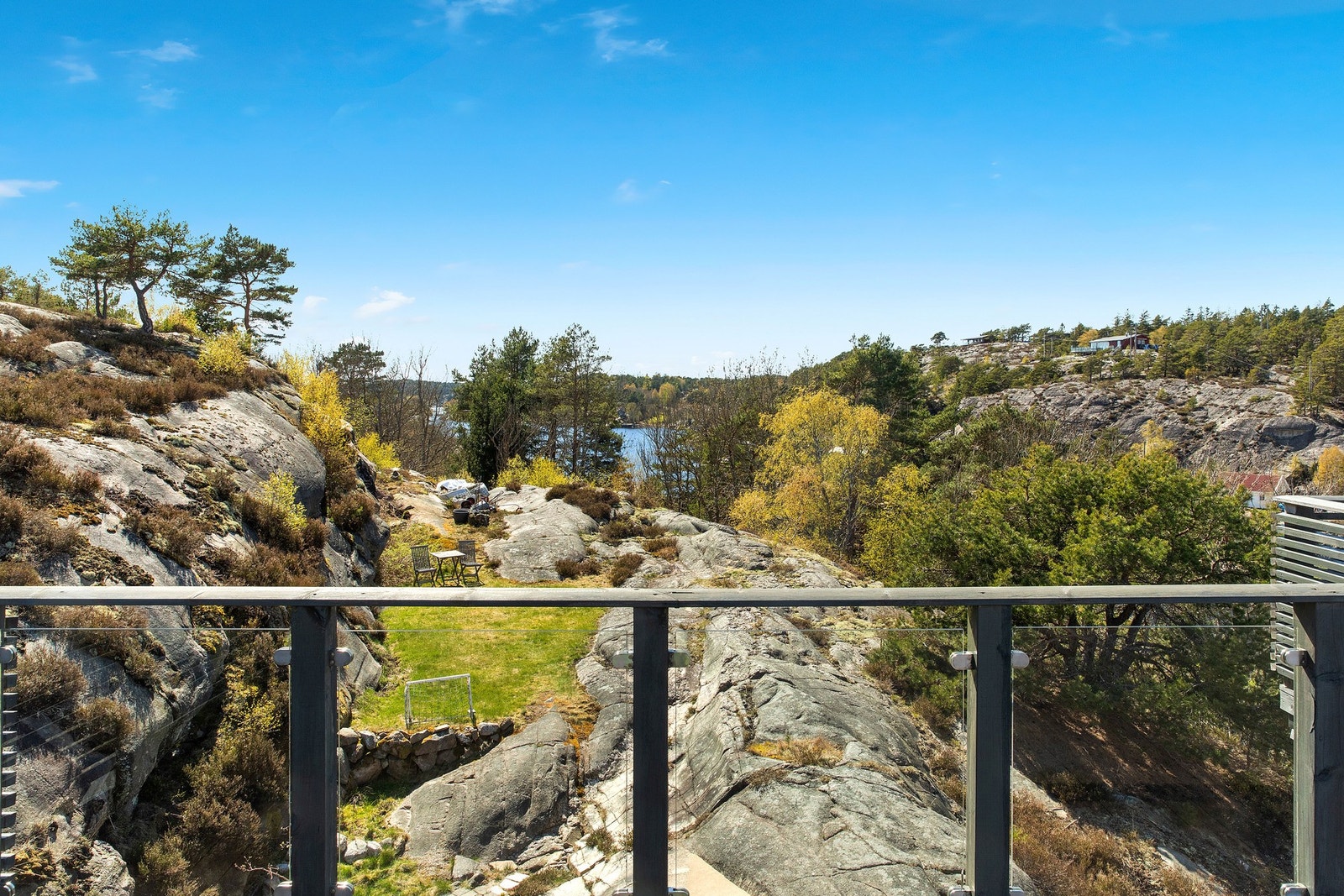 Rekkverk i glass gir fri sikt mot naturen Galleribilde