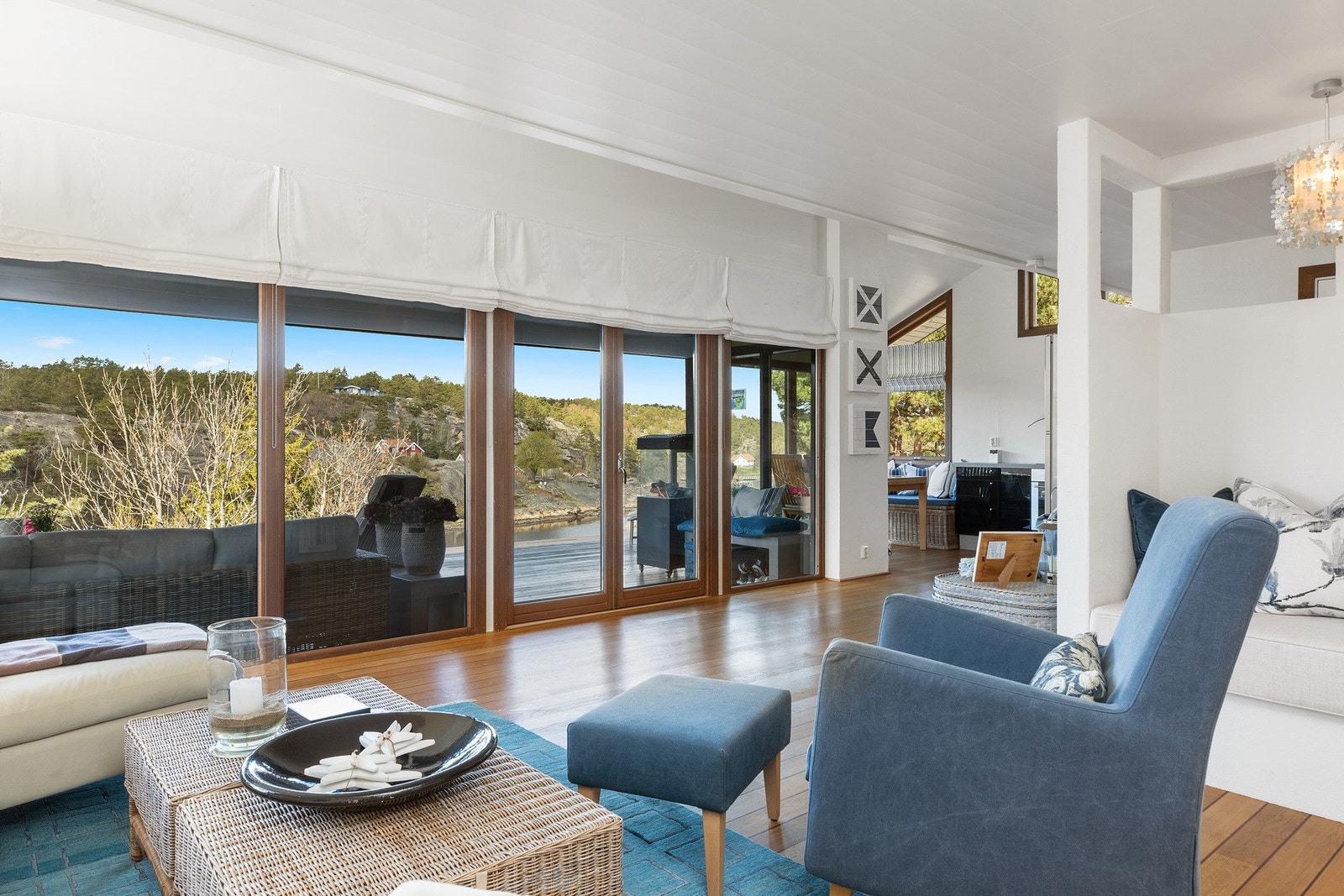 Lys stue med store vindusflater mot naturen. Galleribilde