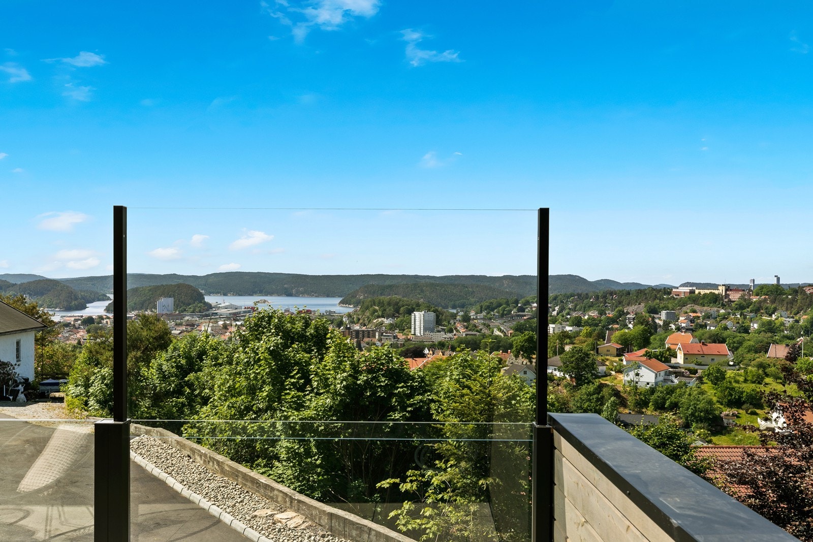Med et push dobler du høyden på glassrekkverket- og sitter lunt når det blåser fra syd. Galleribilde