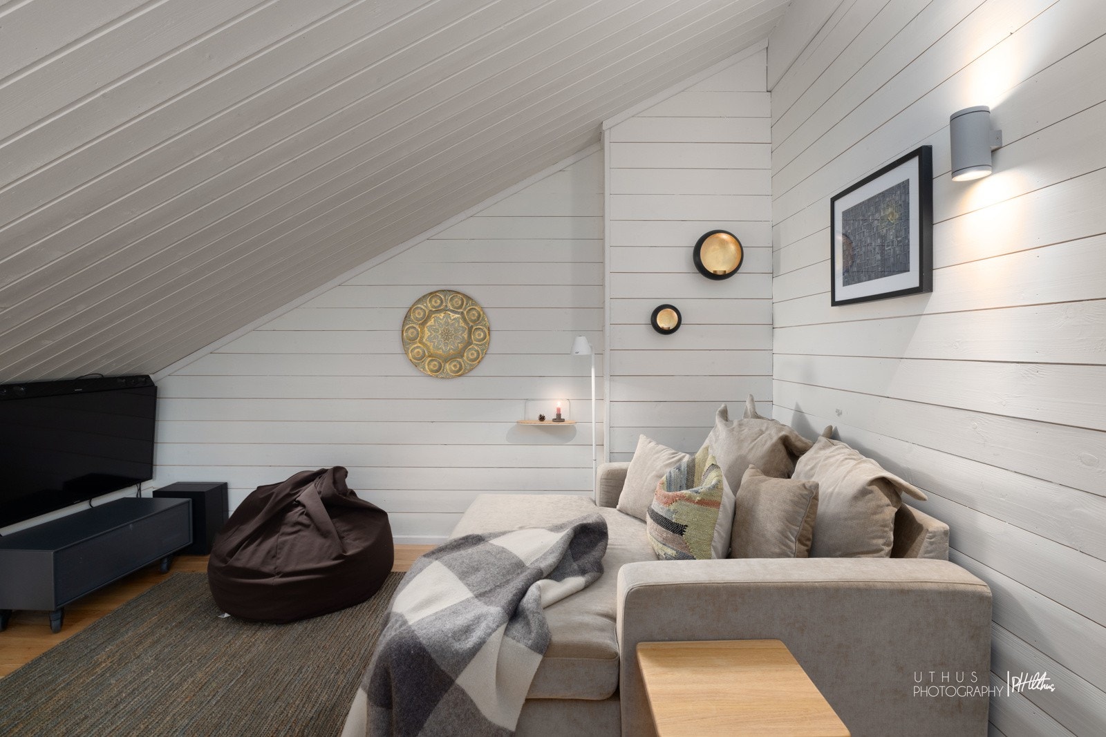 Stue med plass til en sofa og tv. Perfekt sted for barn og unge å oppholde deg på. Galleribilde