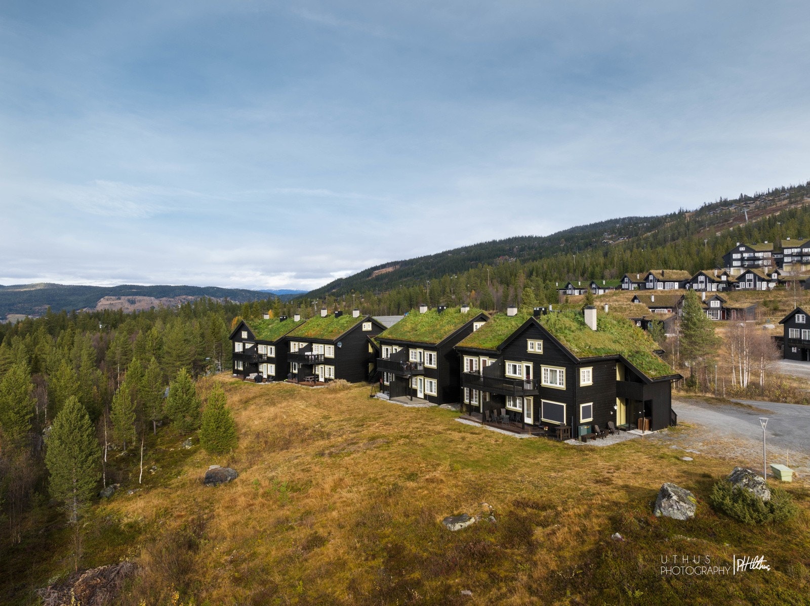 Flott beliggenhet med ski ut/ inn til både alpint og langrenn. Og umiddelbar nærhet til Nesfjellet Golf! Galleribilde