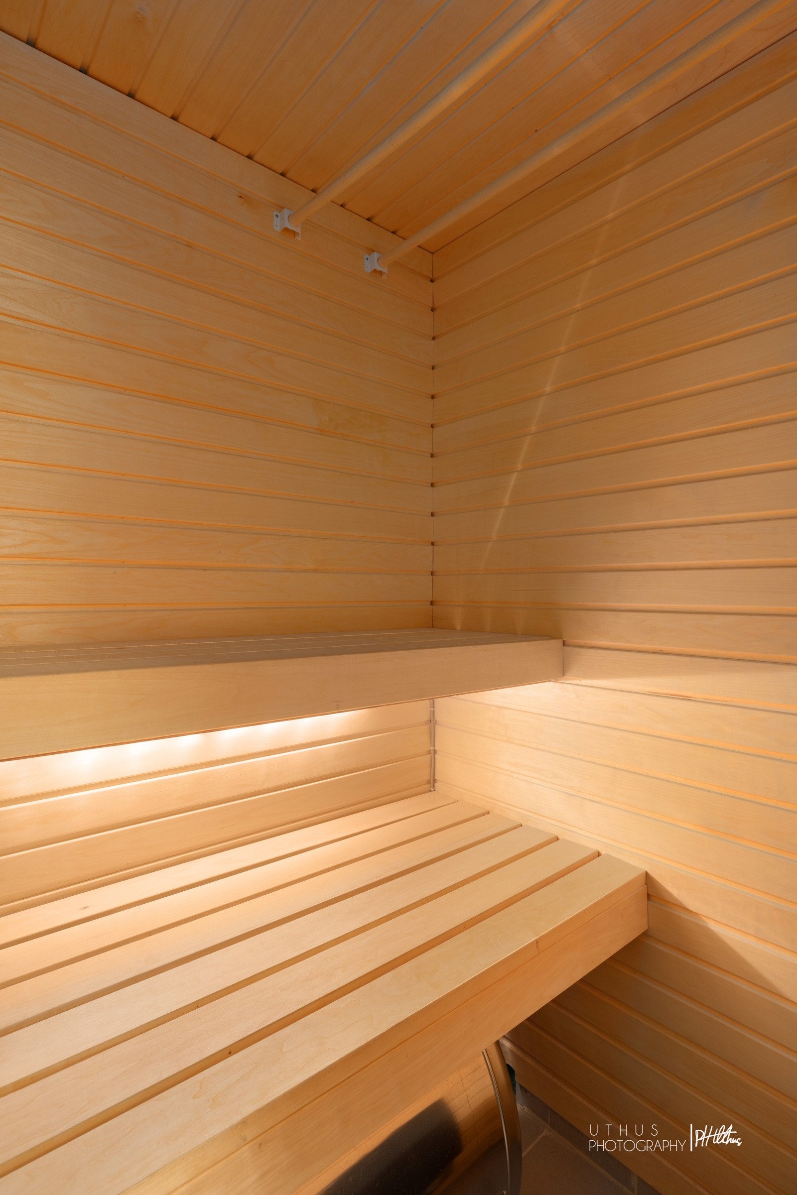 Badet har en flott hjørne-badstue med to benker. Galleribilde