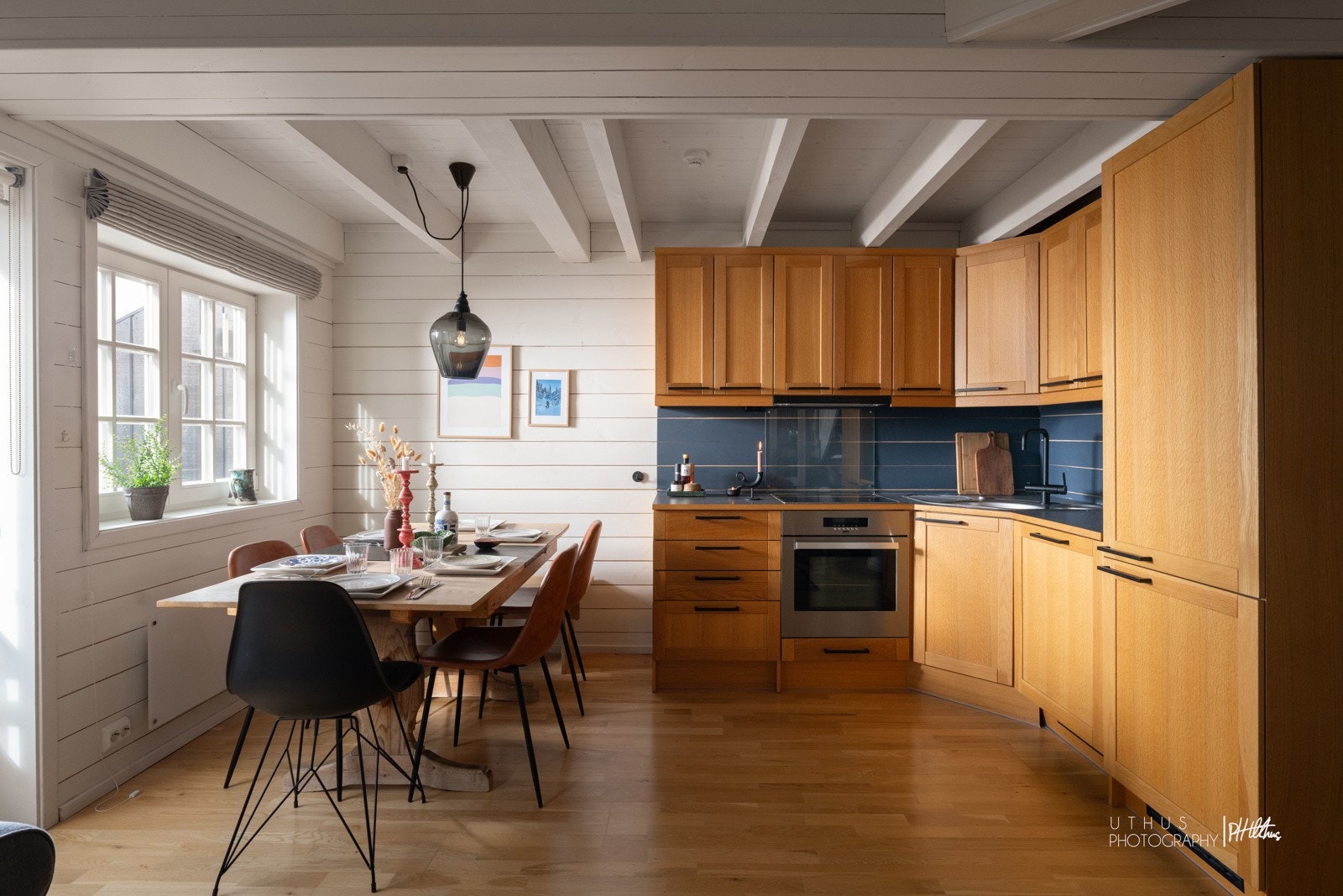 Kjøkken med fronter i hel eik, laminerte benkeplater og integrerte hvitevarer Galleribilde