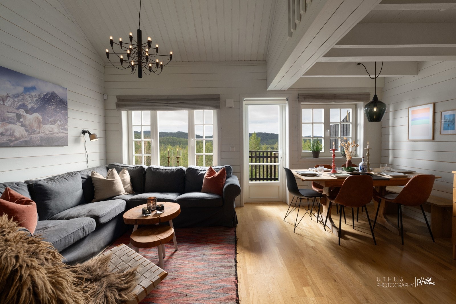 Åpen stue/ kjøkken løsning som gjør sosiale sammenkomster ekstra hyggelige Galleribilde