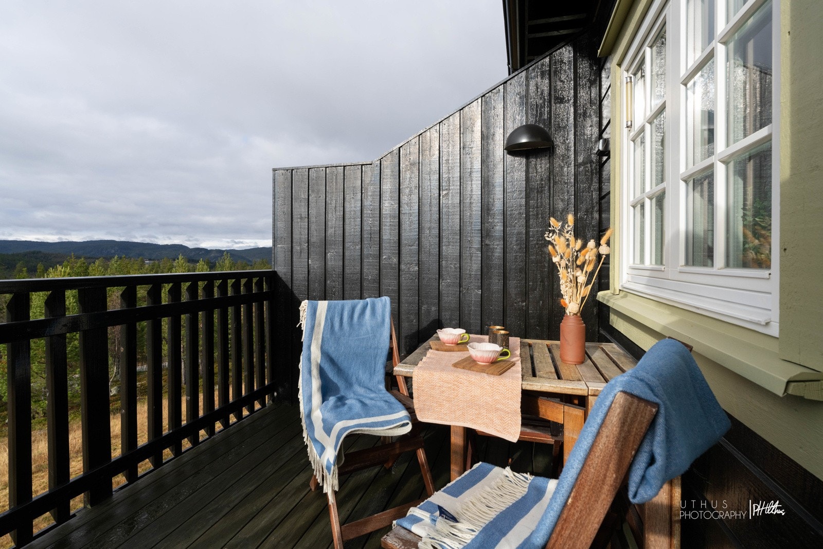 Balkongen har plass til en liten sittegruppe Galleribilde