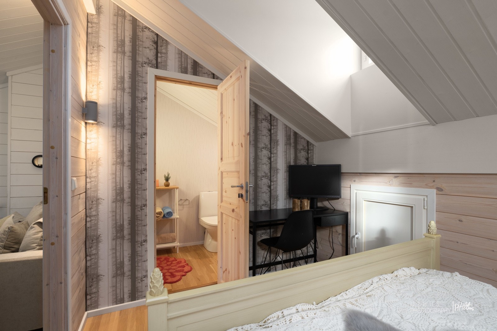 Stort soverom med skrått tak og vindu i taket med tilgang til eget toalett Galleribilde