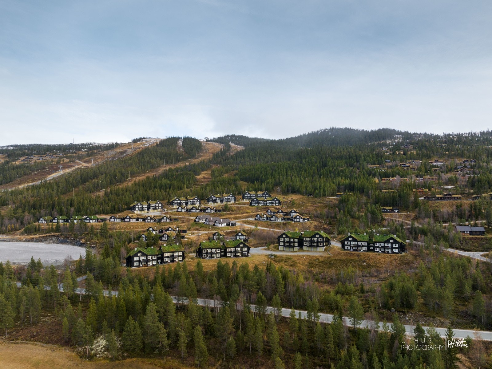 Masse av tur- og aktivitetsmuligheter sommer og vinter. Alt fra milevis med skiløyper, alpinsenter, golfbane, turstier og sykkelløyper Galleribilde