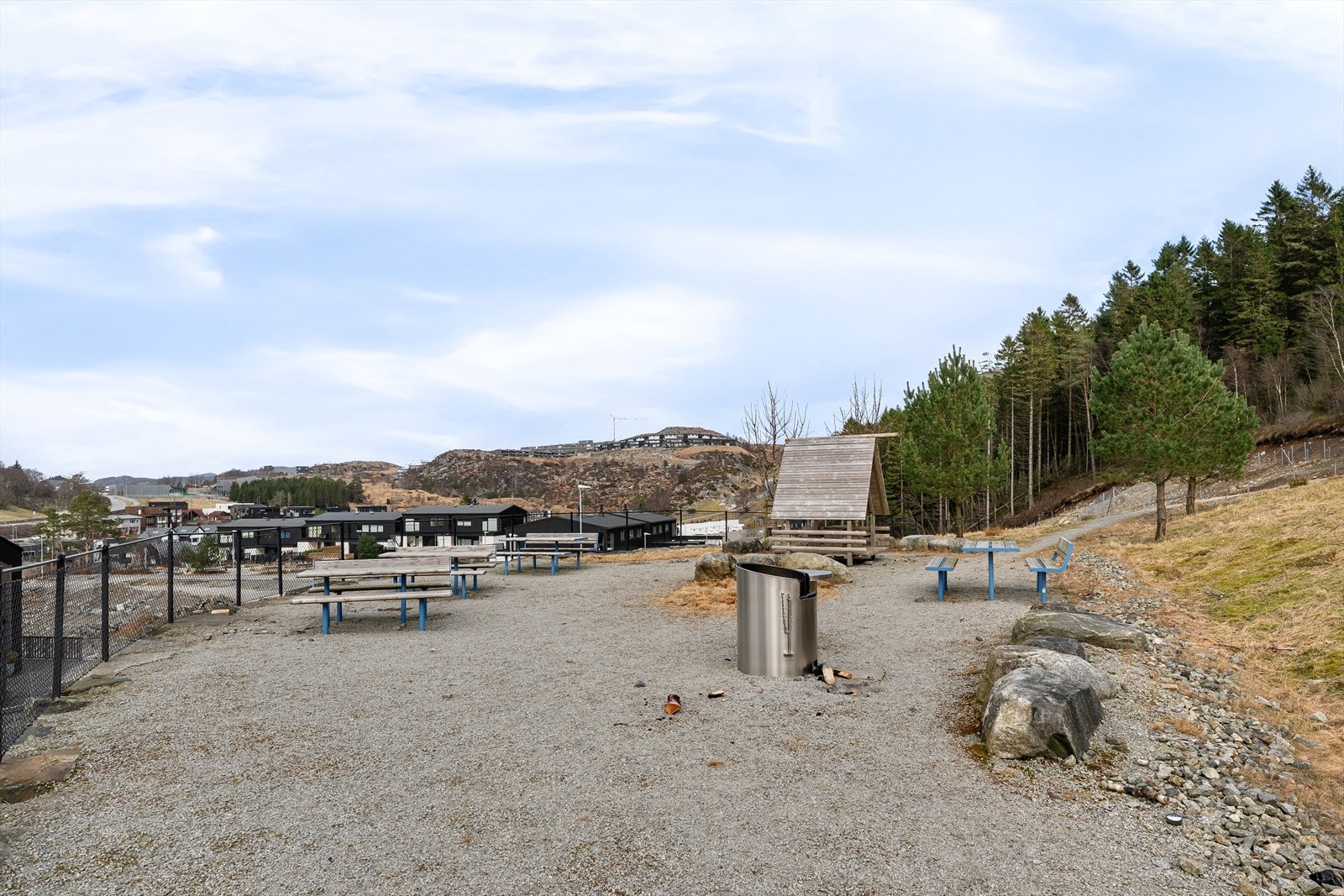 Her ligger man akkurat langt nok borte fra byens støy til at du og din familie får bo og leve i et område preget av grønne lunger, fjelltopper og flotte utsikter. Galleribilde