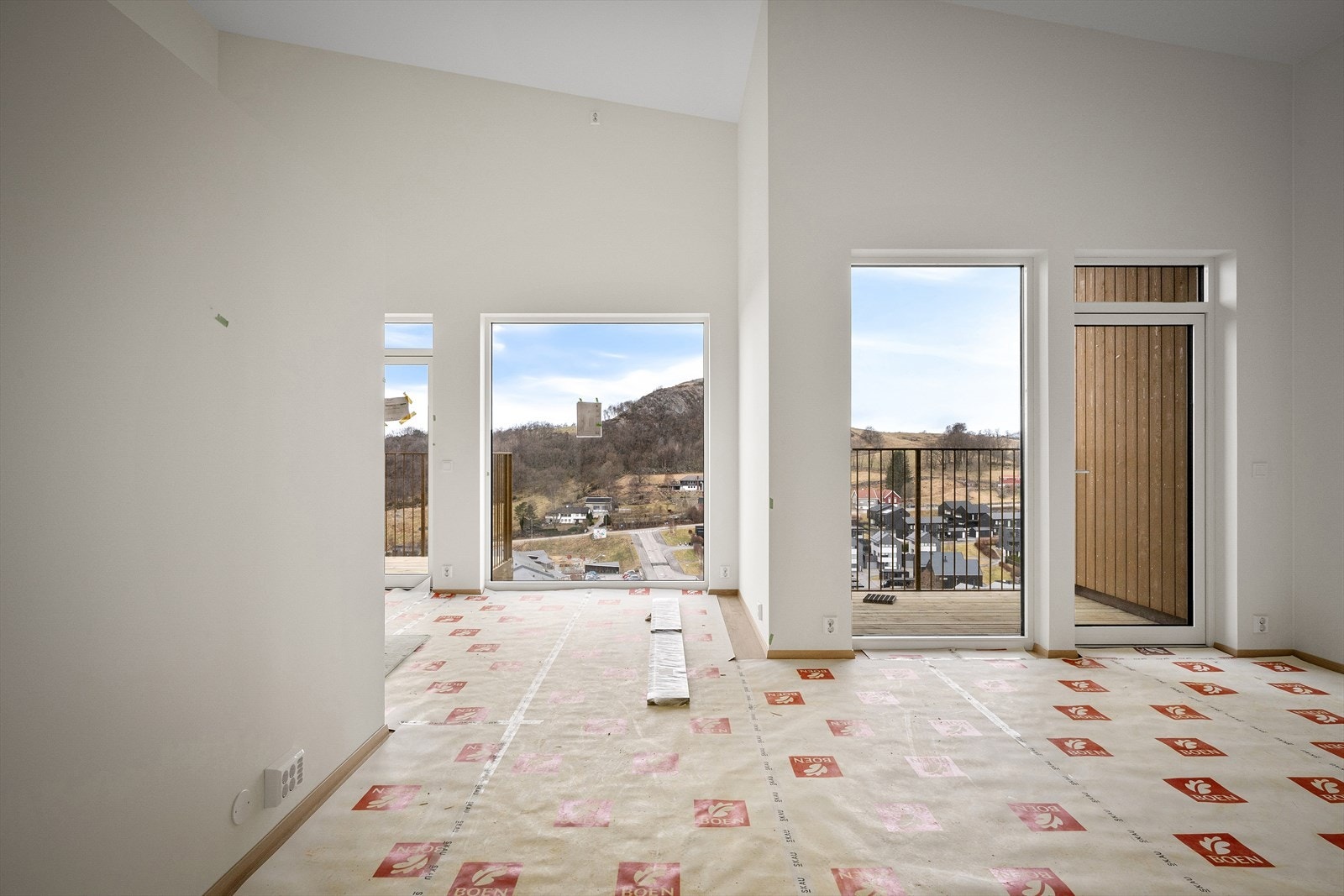 Leilighetens stue fremstår som lys og trivelig med store vindusflater som slipper inn mye naturlig lys som er med på å skape en god romfølelse og atmosfære. Galleribilde