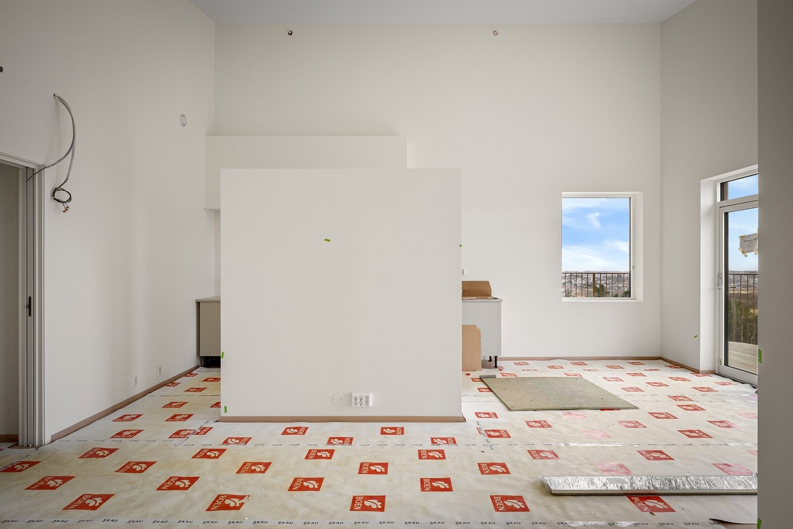 Kjøkken og stue i delvis åpen løsning. Skillevegg for mer definerte soner i oppholdsrom. Sidevindu og utgang balkong fra spisebord. Utgang balkong fra stue. Galleribilde