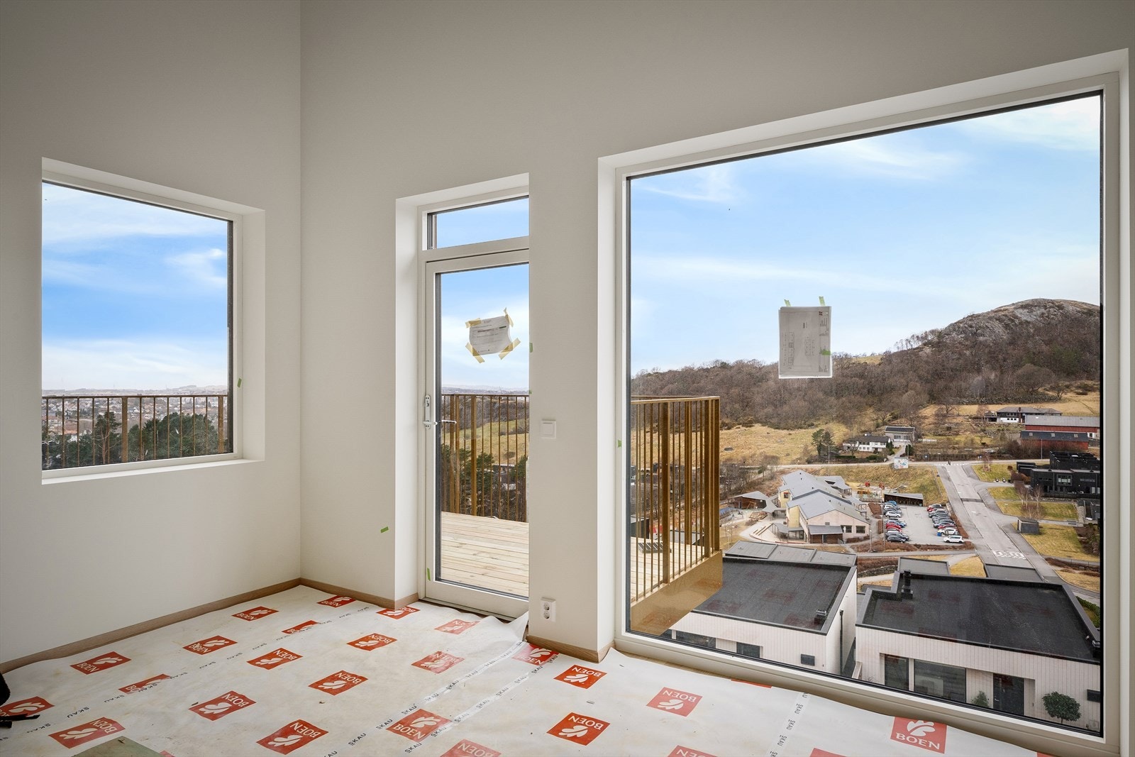 Leilighetens stue fremstår som lys og trivelig med store vindusflater som slipper inn mye naturlig lys som er med på å skape en god romfølelse og atmosfære. Galleribilde