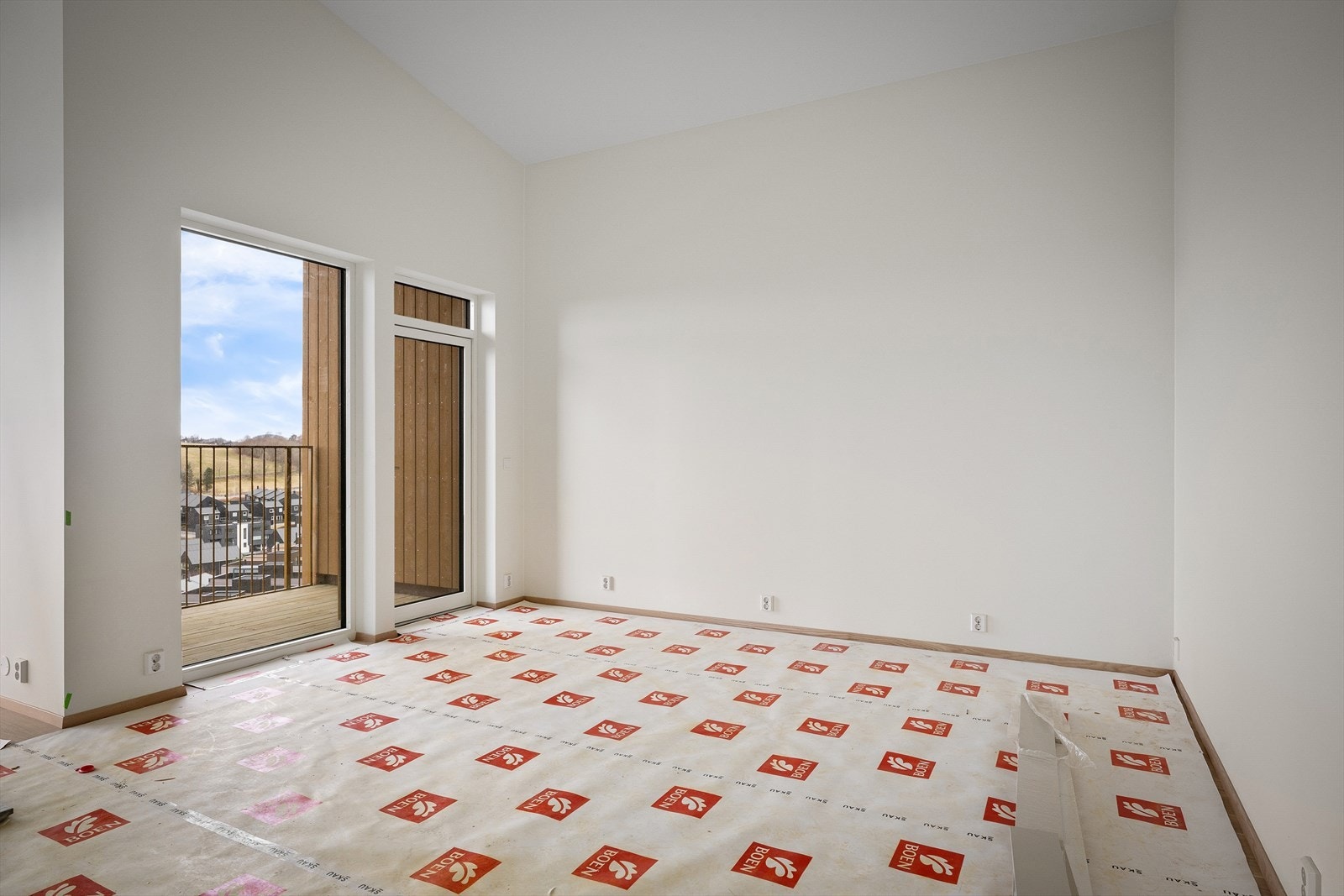 Stue og kjøkken med god plass til både sofabord og garderobeskap. Galleribilde