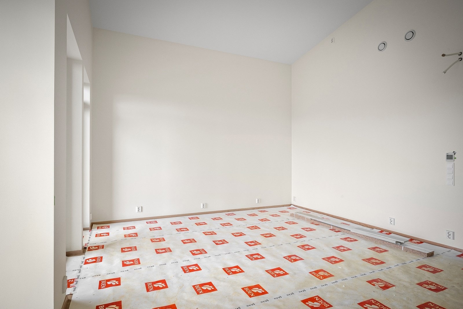 Ny leilighet i øverste etasje. 2 balkonger + privatisert uteplass ved inngangsparti. Åpen takhøyde og store vindusflater. Parkering i garasjeanlegg Galleribilde