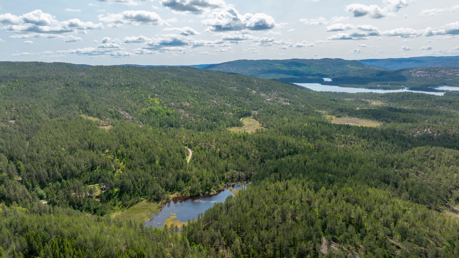 Omgitt av skogkledde åser, frodige enger og klare vann, er dette et perfekt sted for deg som ønsker å komme deg bort fra hverdagens stress og mas, og virkelig nyte naturen. Galleribilde