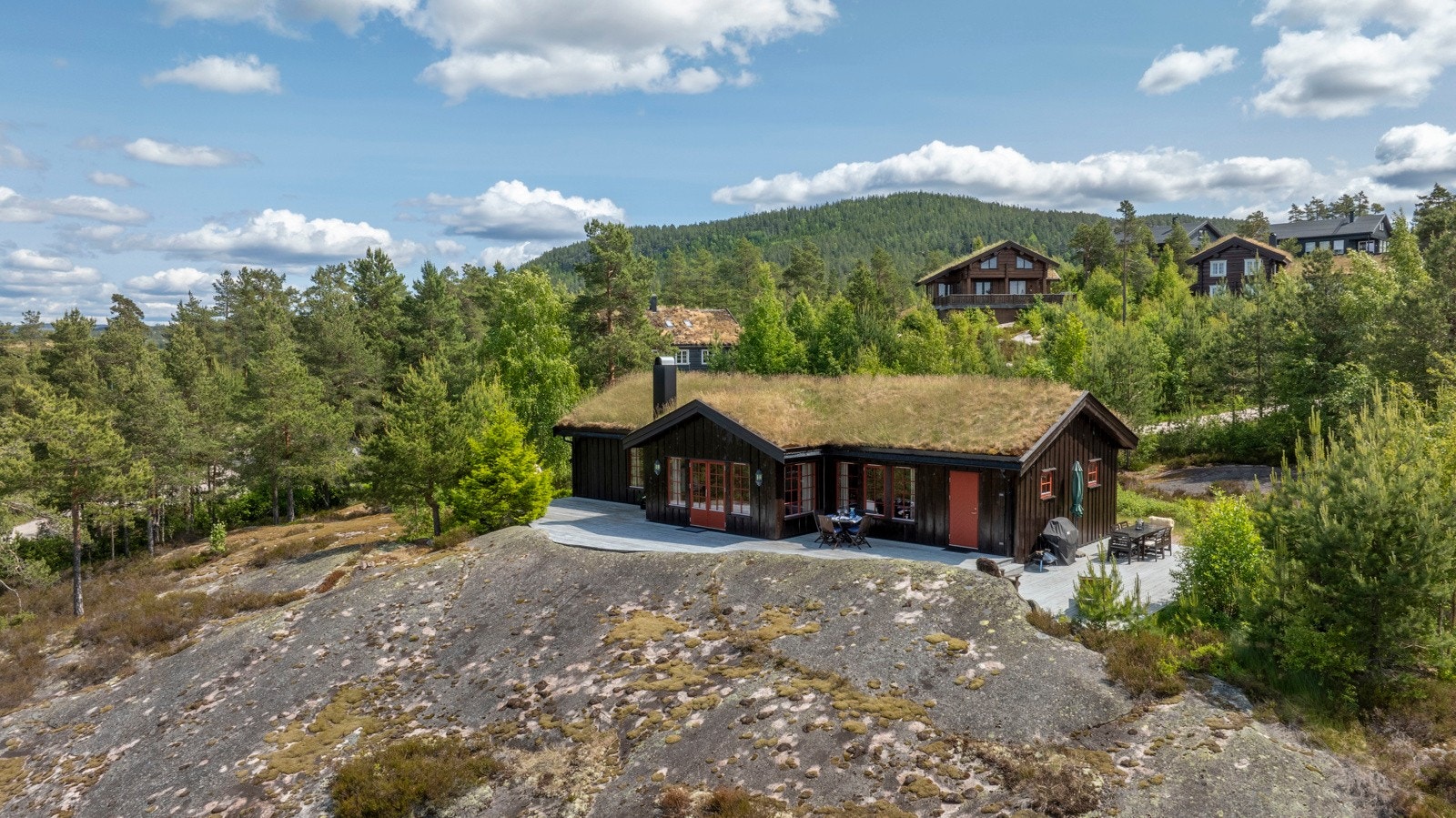 Tomta ligger meget flott til med fantastisk utsikt og solrik beliggenhet. Galleribilde