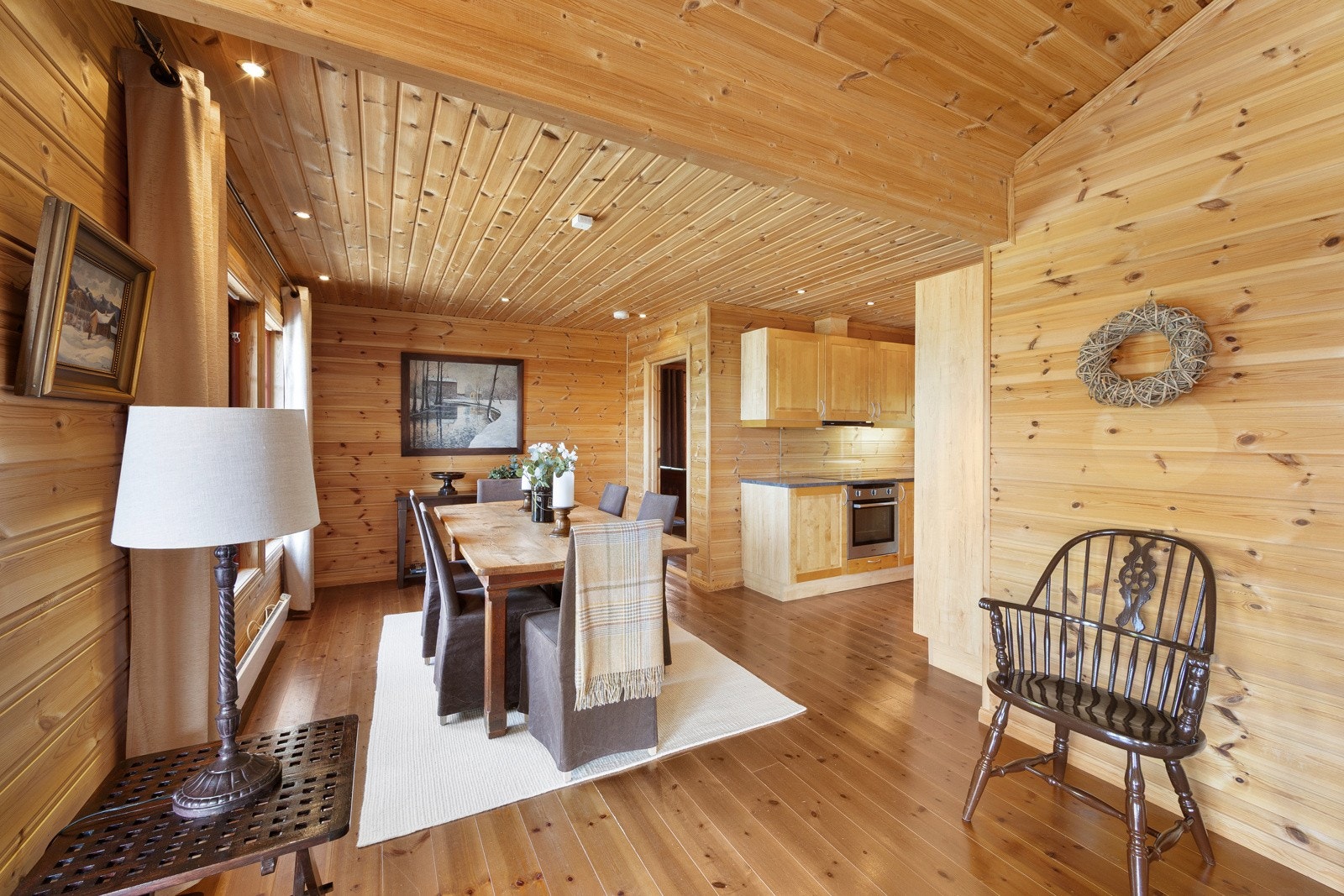 Spisestuen er av god størrelse, og har god plass til stort spisebord. Galleribilde