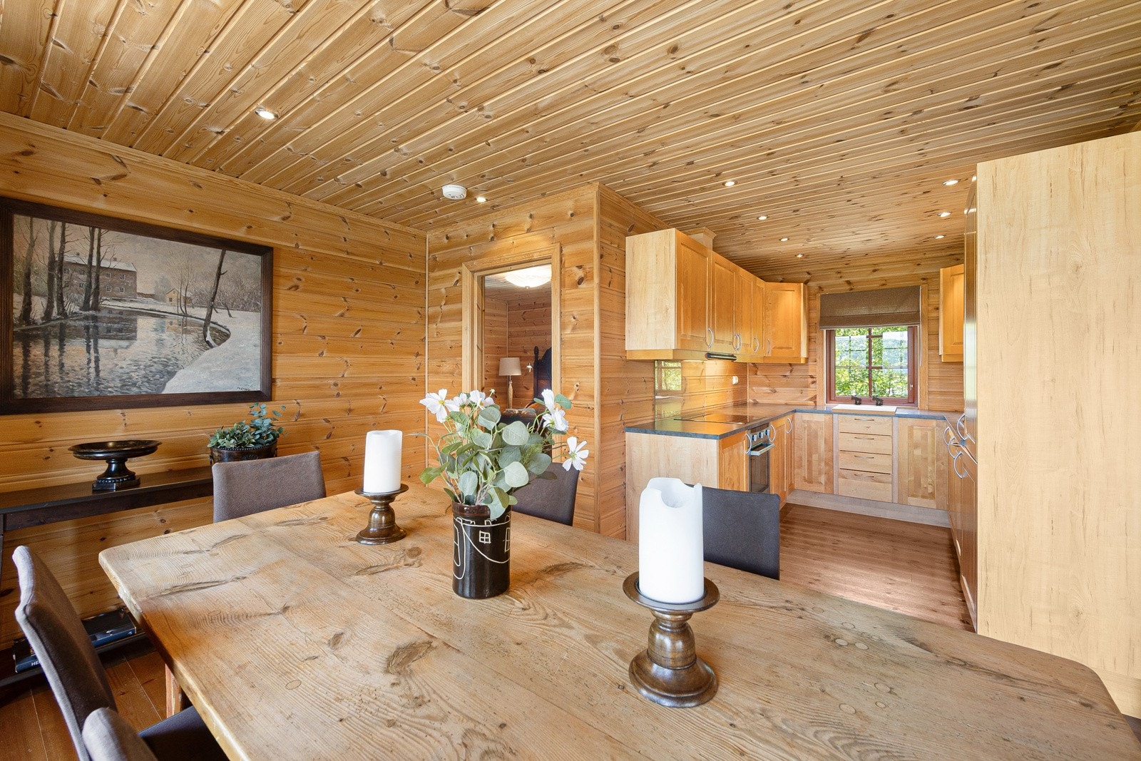 Kjøkkenet har en klassisk innredning med profilerte fronter og benkeplate i slitesterk laminat. Galleribilde