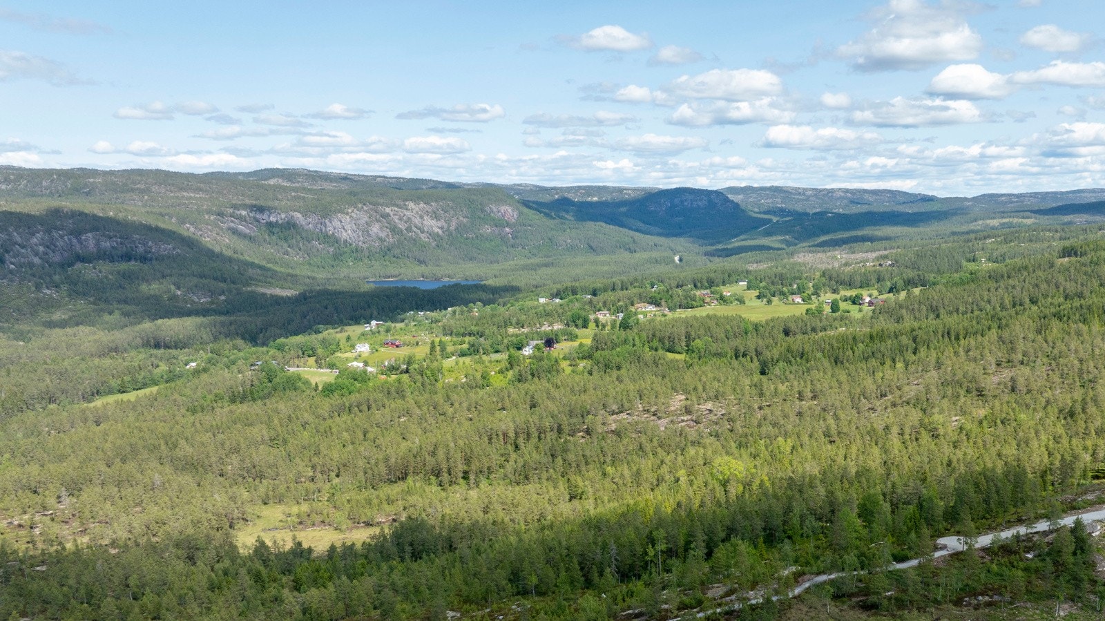 Ta en avslappende spasertur langs stiene som fører deg gjennom den frodige naturen, eller ta en fisketur i de klare vannene. Galleribilde