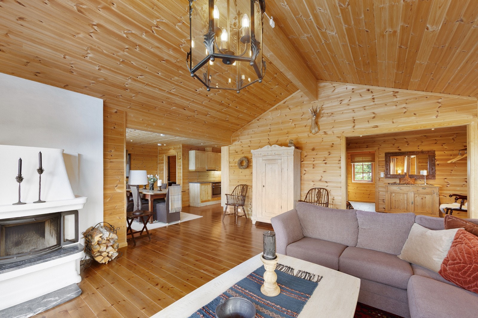 Rommet er enkelt å møblere, med god plass til en romslig sofagruppe, TV-bord og øvrig møblement. Galleribilde