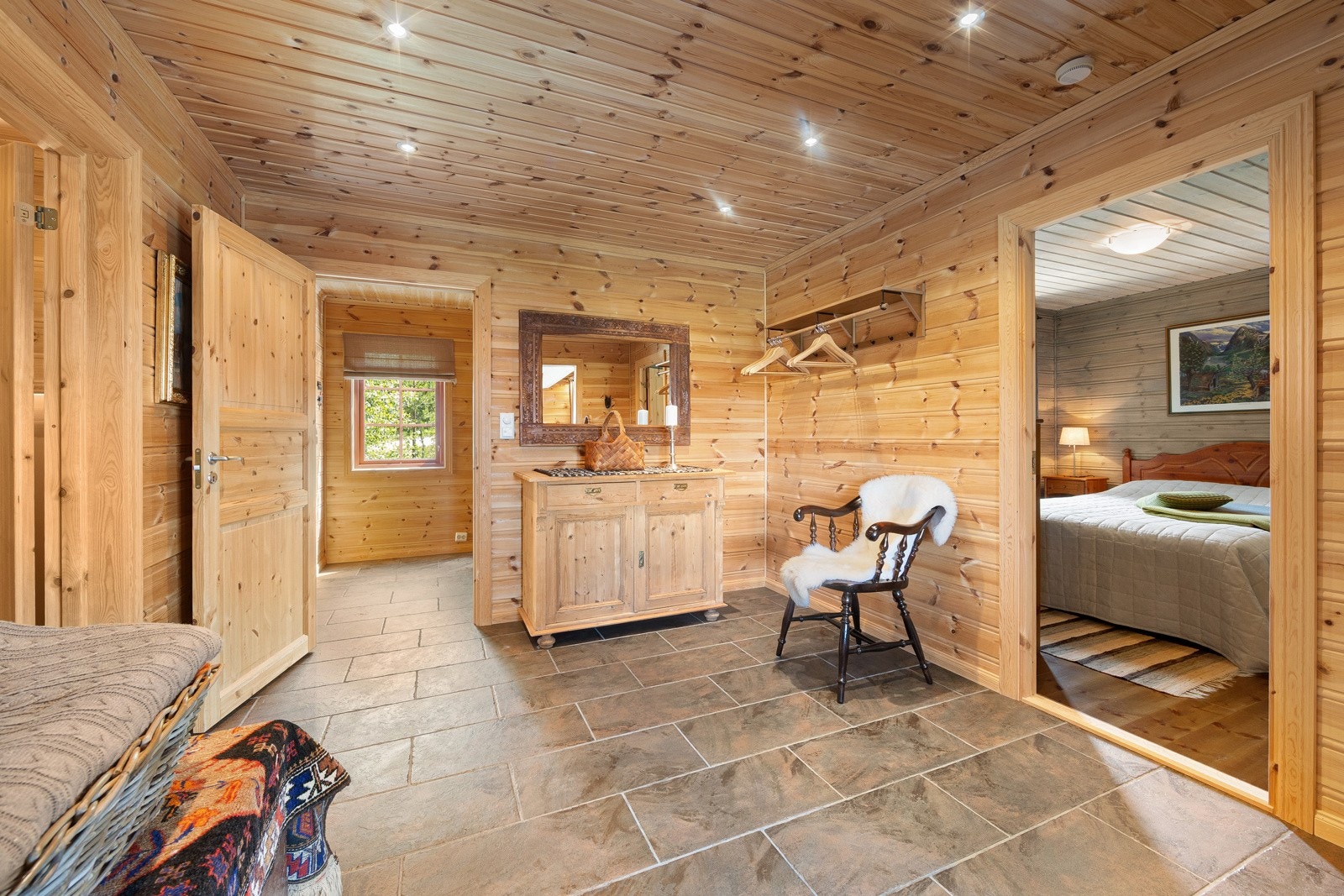 Både entréen og hallen er utstyrt med varmekabler i gulvet, som gir en lun og behagelig velkomst - spesielt på kalde dager. Galleribilde