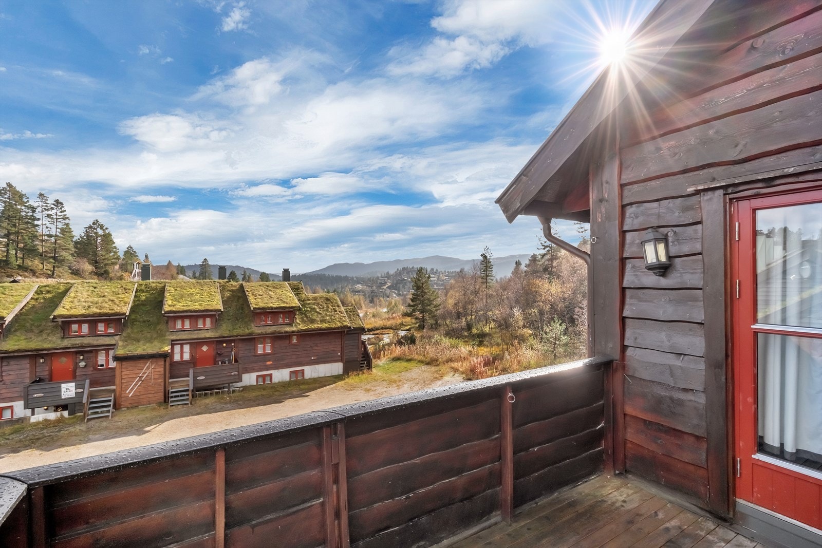 Det er morgensol på balkong Galleribilde