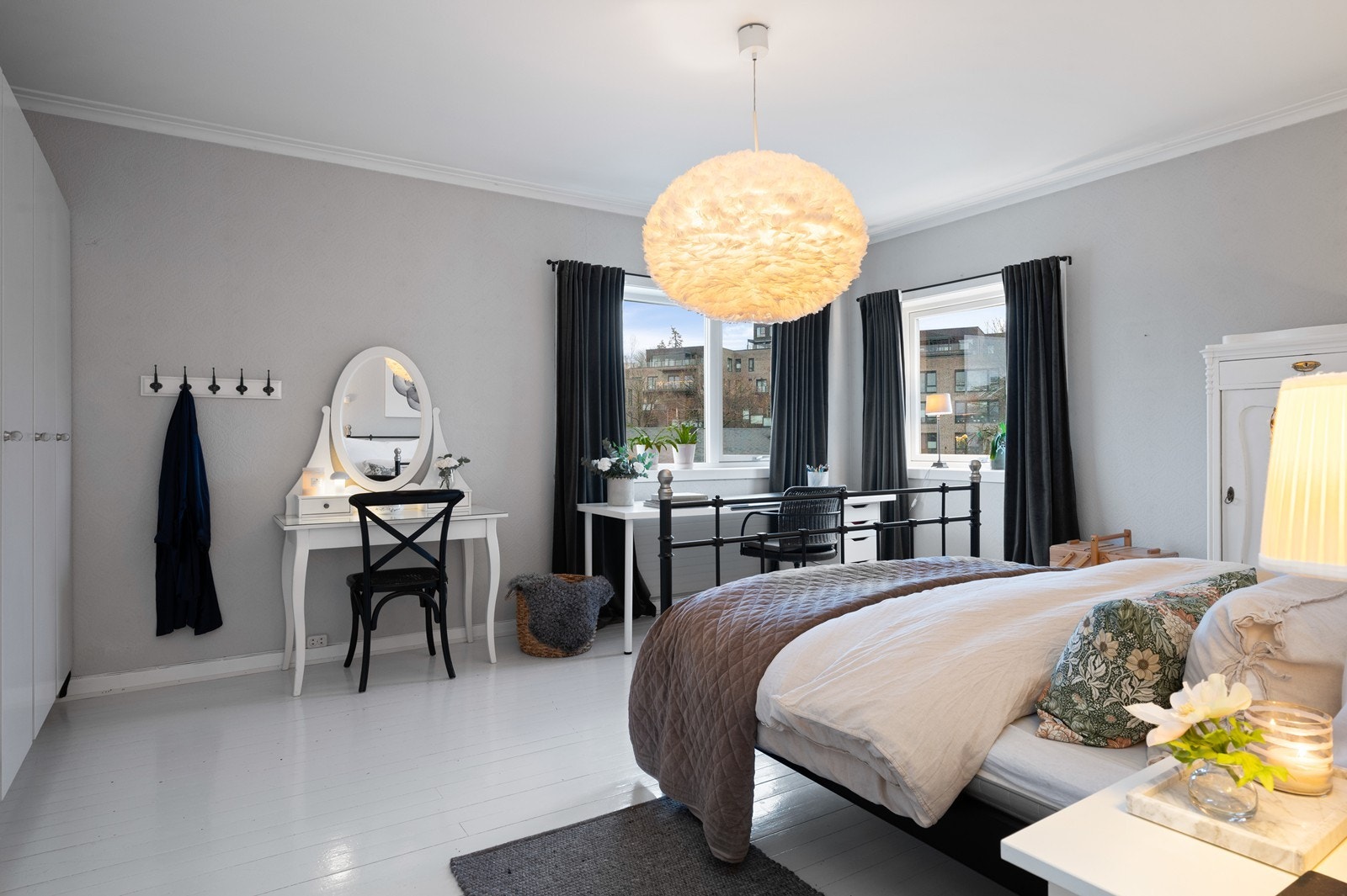 Boligens 3 soverom er samlet i 2. etasje, sammen med baderommet. Hovedsoverommet er lyst og romslig, med god plass til dobbeltseng og møblement. Galleribilde