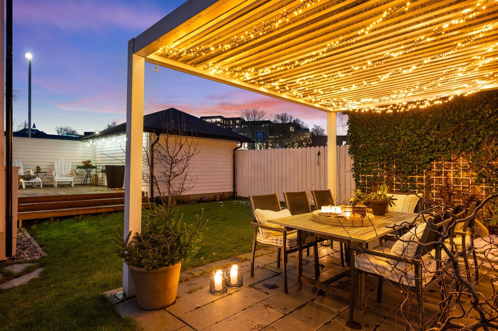 Den skjermede hagen har en flott pergola fra 2022, som skaper en lun sone for utendørs måltider når årstiden tillater det. Galleribilde