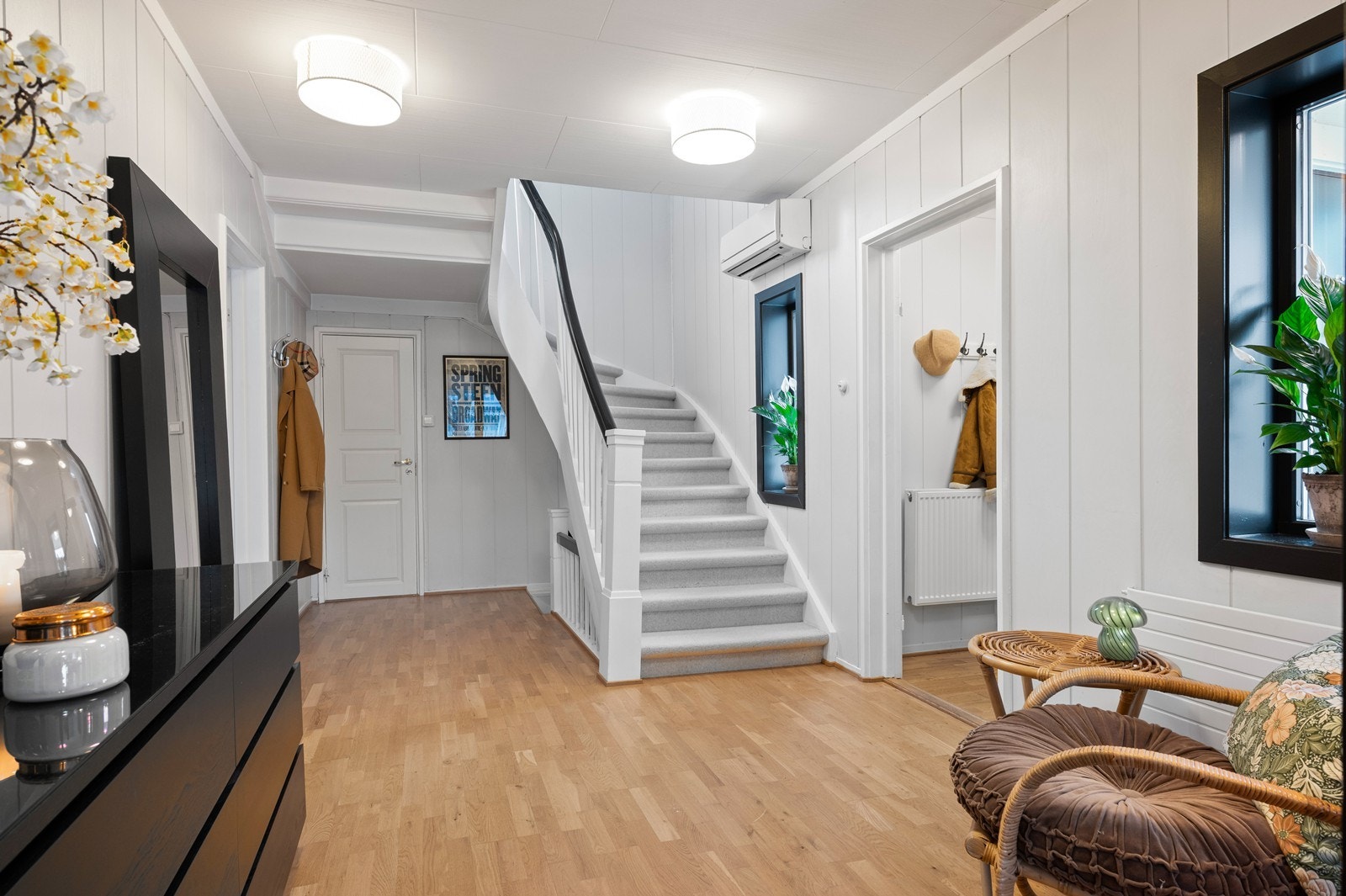 En lys og innbydende hall med god plass til entré-møbler og oppbevaringsløsninger ønsker velkommen. Galleribilde